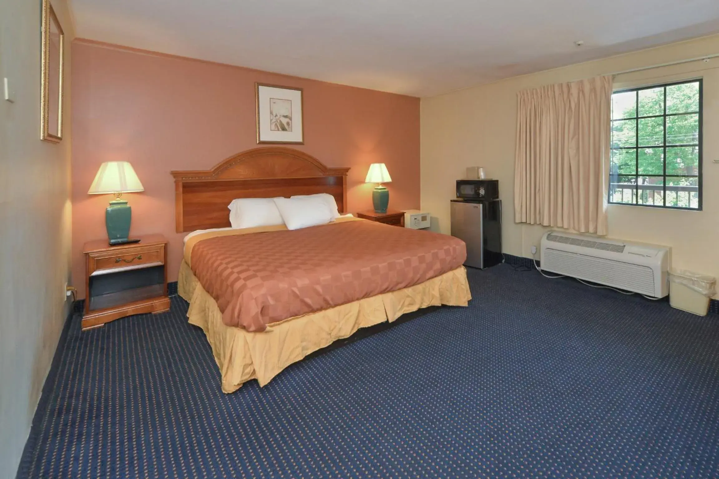 Photo of the whole room, Bed in Red Carpet Inn - Stamford