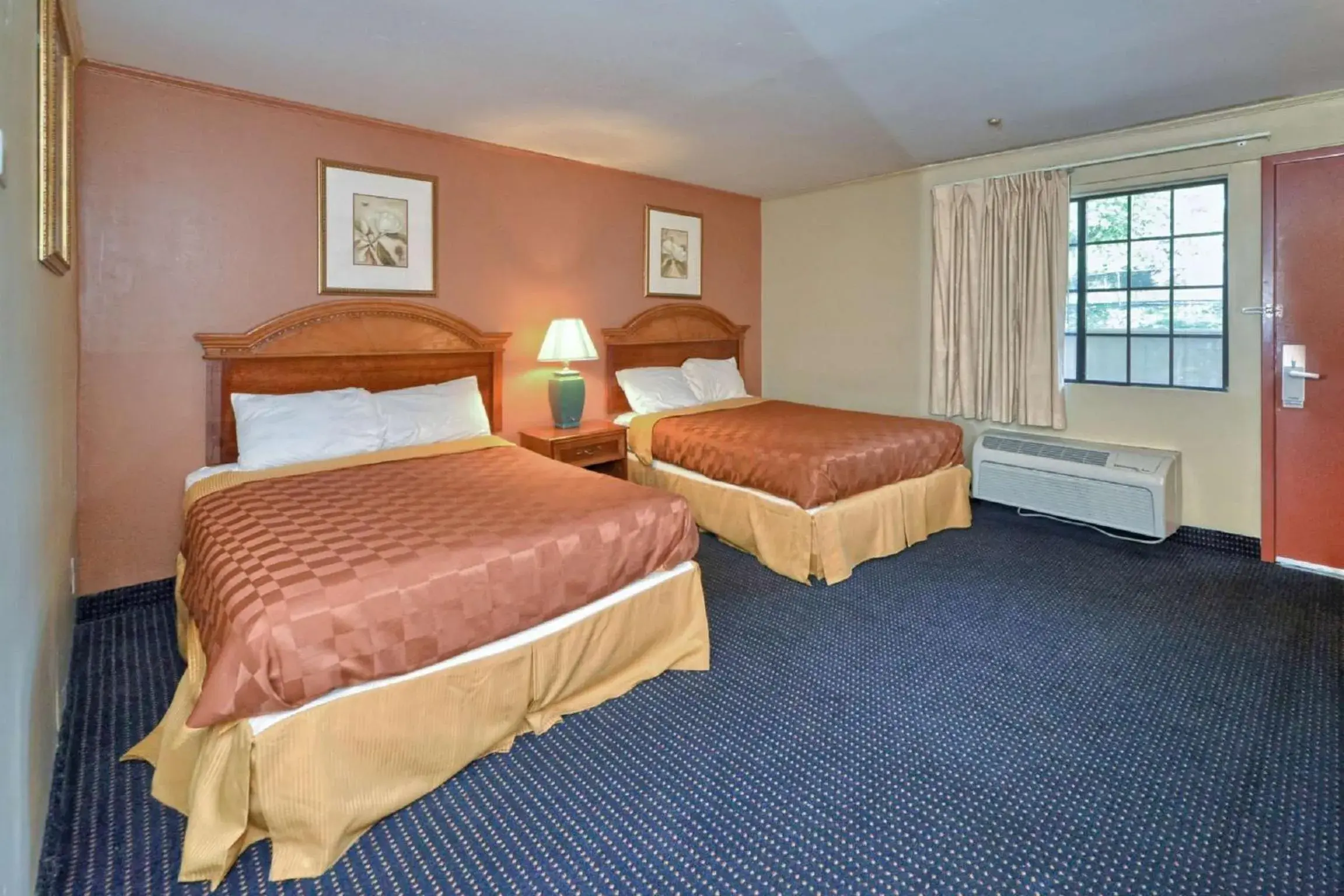 Photo of the whole room, Bed in Red Carpet Inn - Stamford