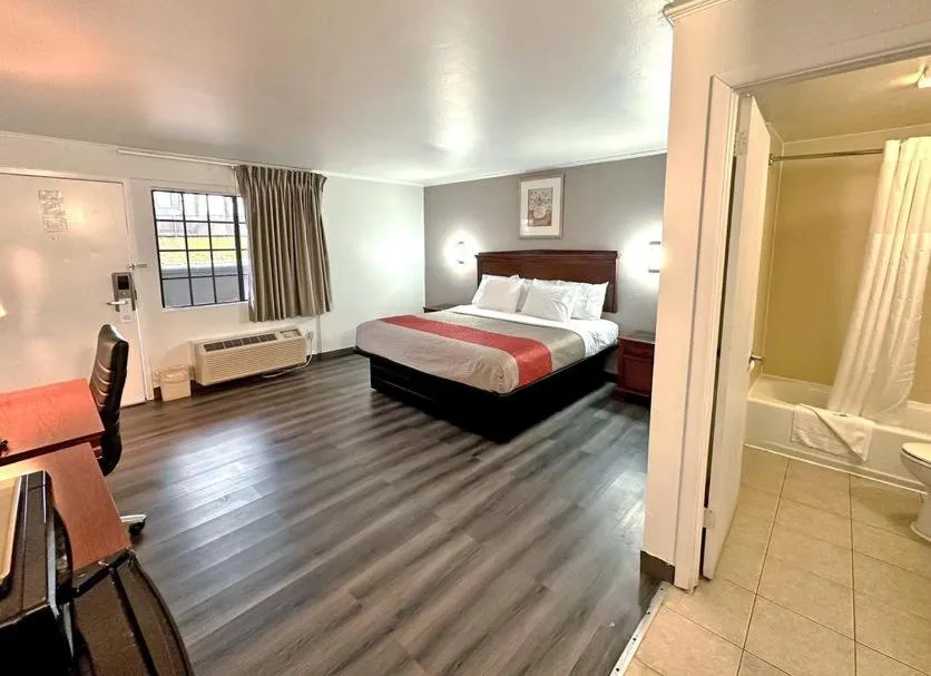 Photo of the whole room, Bed in Red Carpet Inn - Stamford