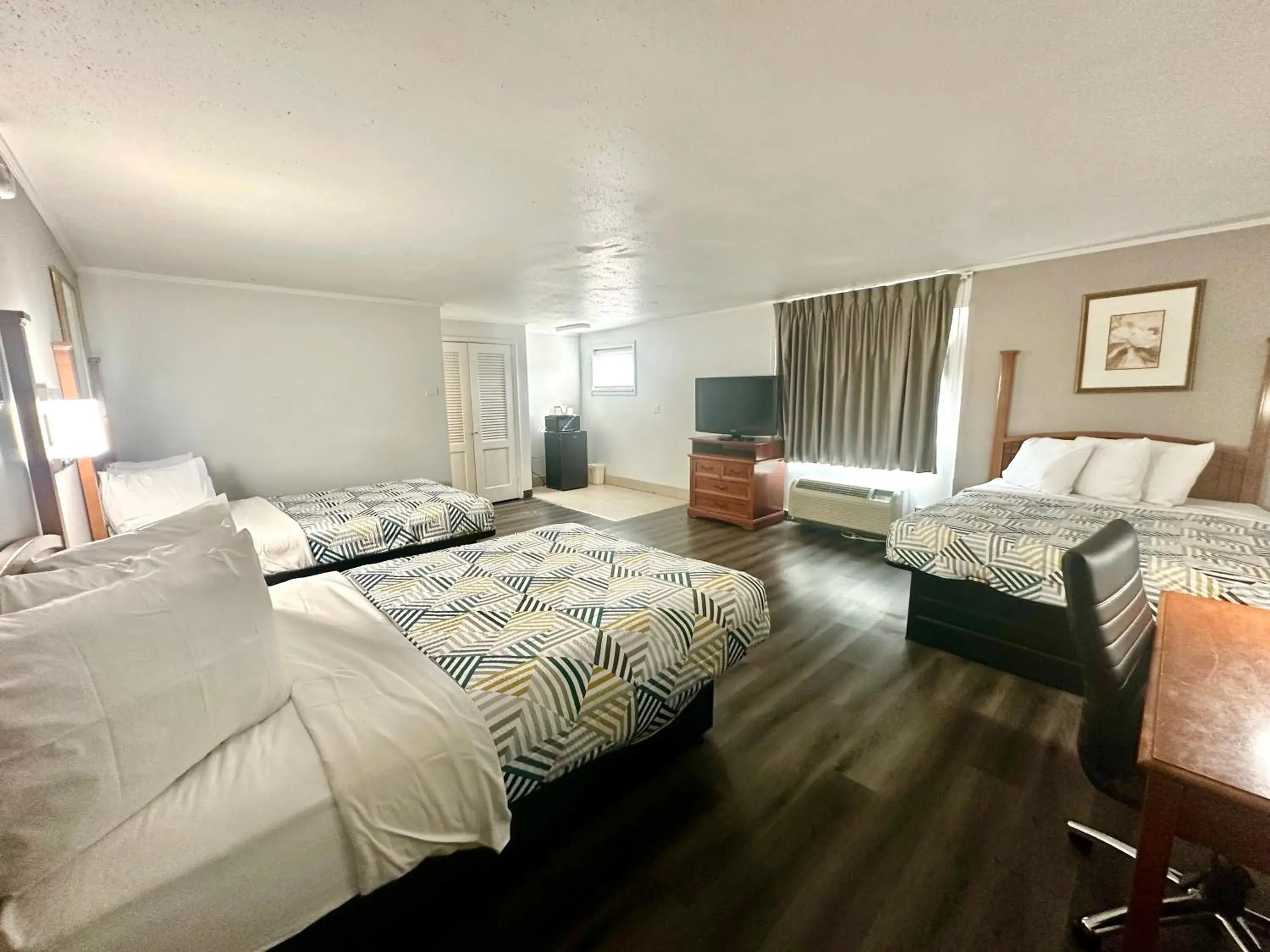 Bedroom, Bed in Red Carpet Inn - Stamford Bedroom, Bed in Red Carpet Inn - Stamford