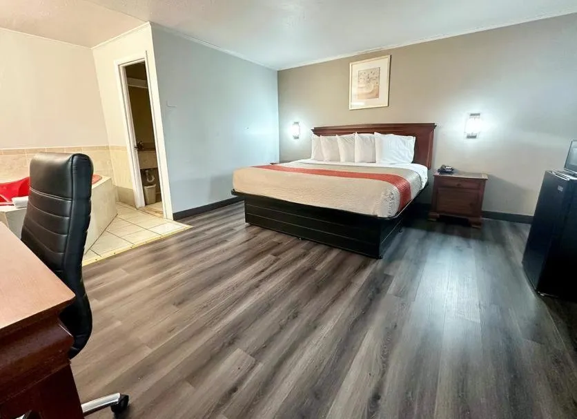 Bedroom, Bed in Red Carpet Inn - Stamford