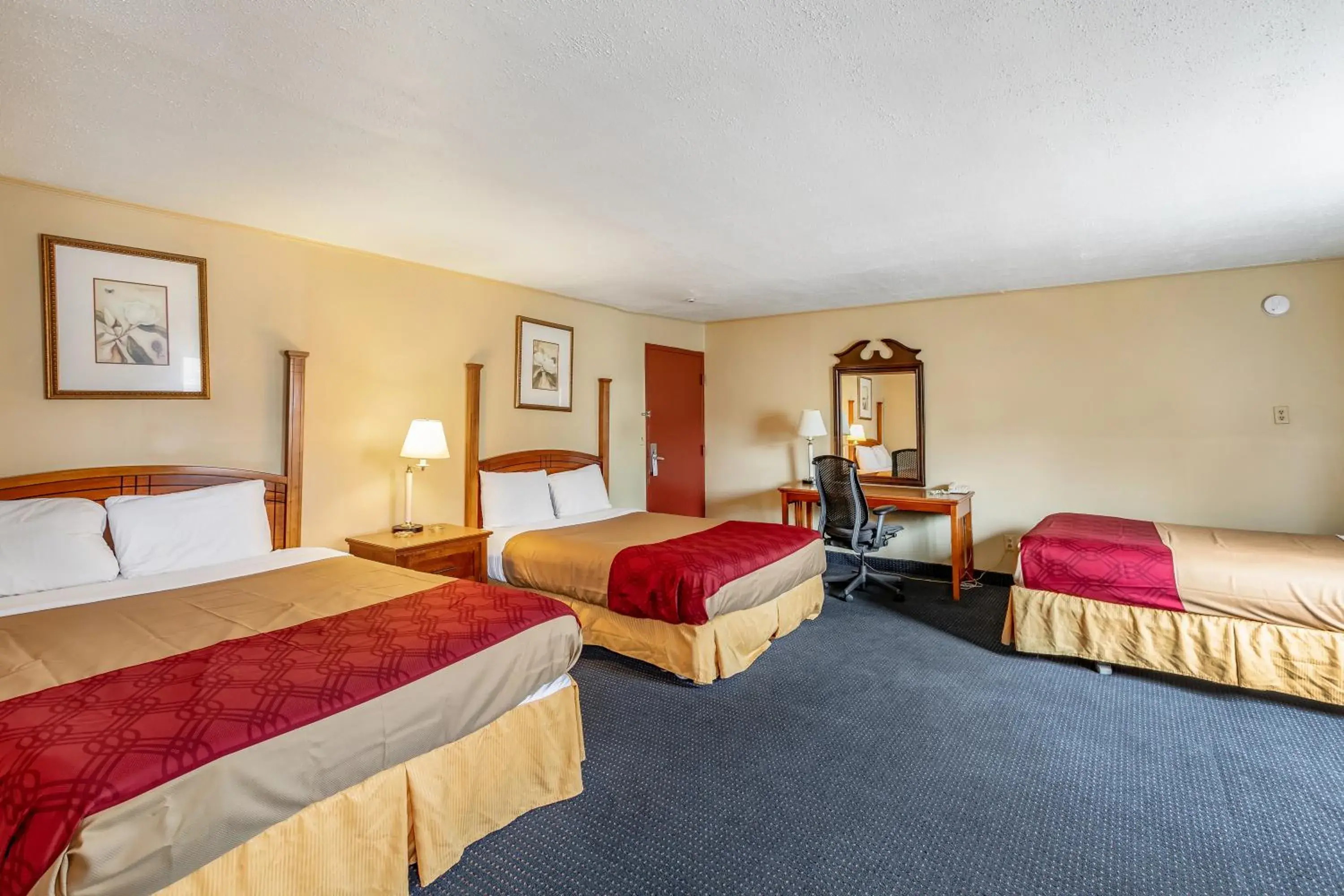 Bedroom, Bed in Red Carpet Inn - Stamford