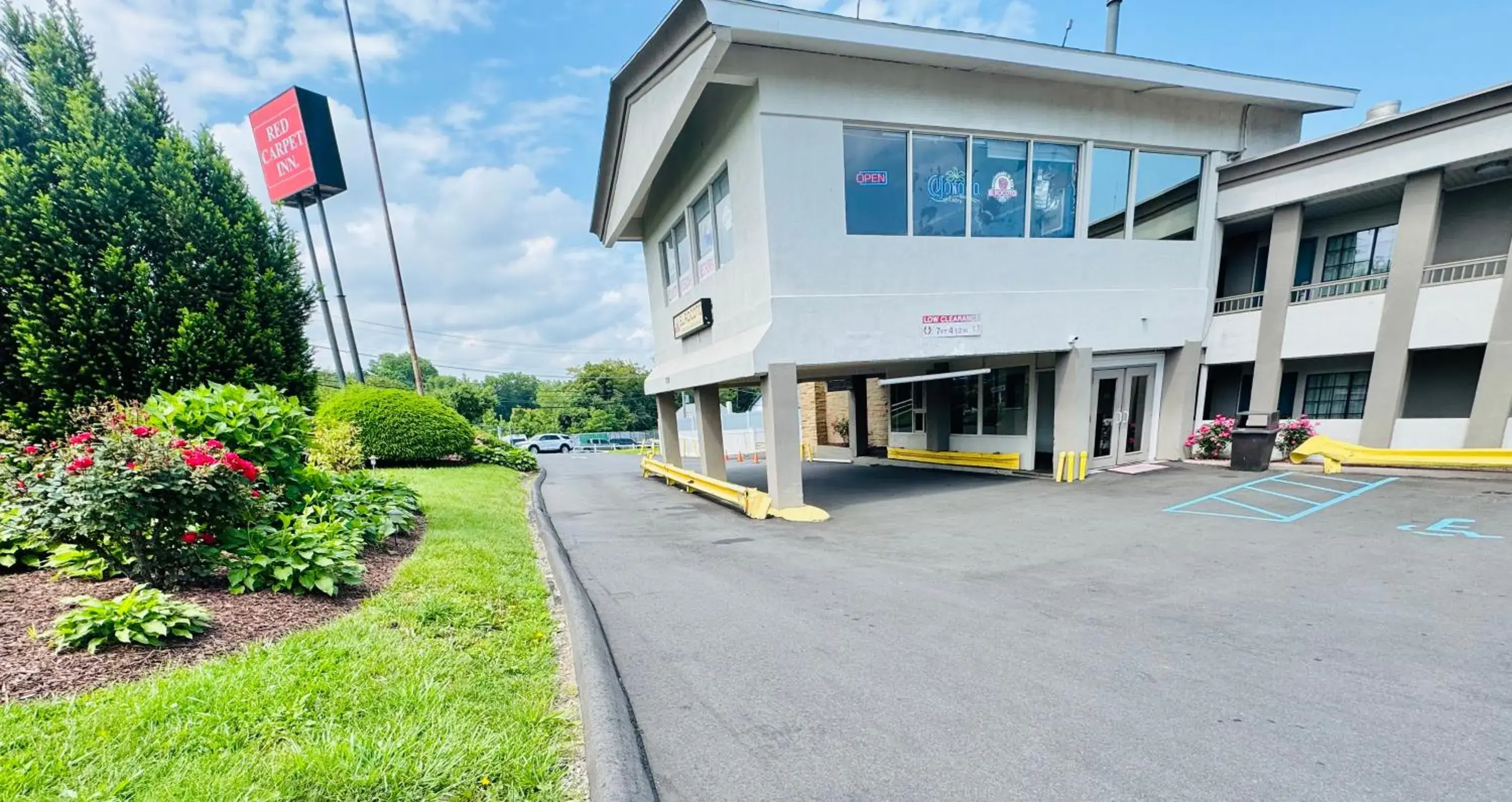 Property building in Red Carpet Inn - Stamford Property building in Red Carpet Inn - Stamford