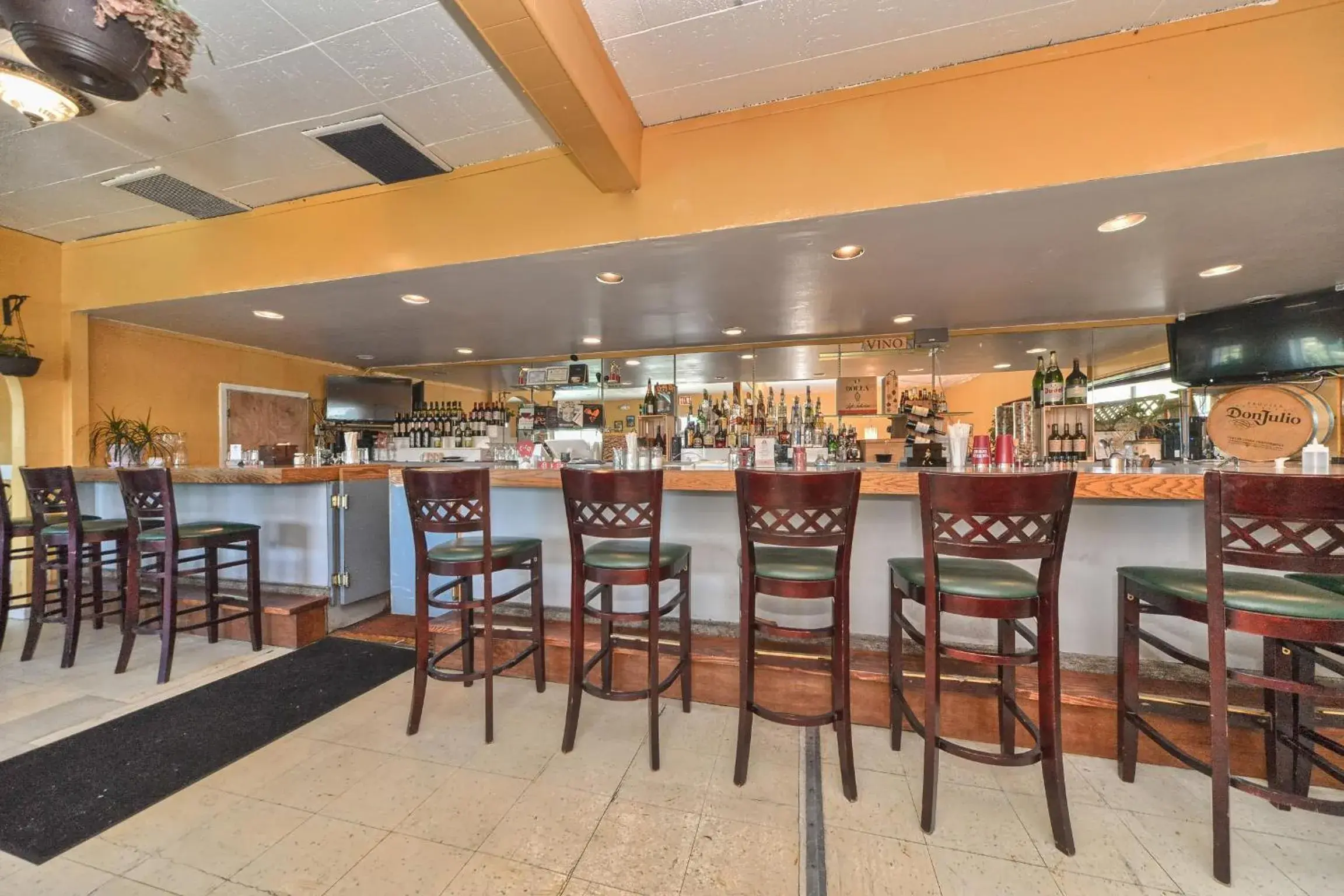 Lounge or bar, Restaurant/Places to Eat in Red Carpet Inn - Stamford