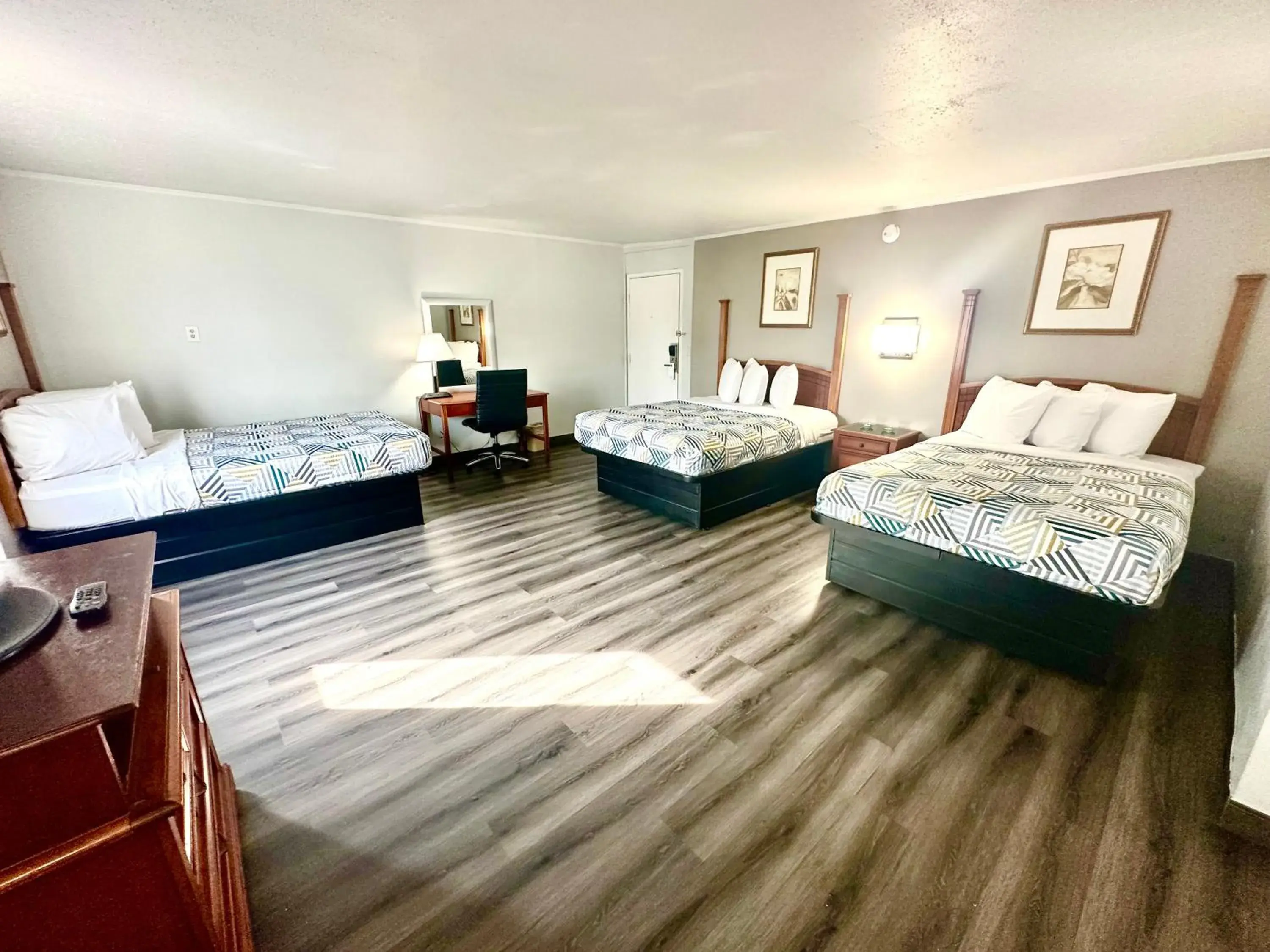 Photo of the whole room, Bed in Red Carpet Inn - Stamford Photo of the whole room, Bed in Red Carpet Inn - Stamford