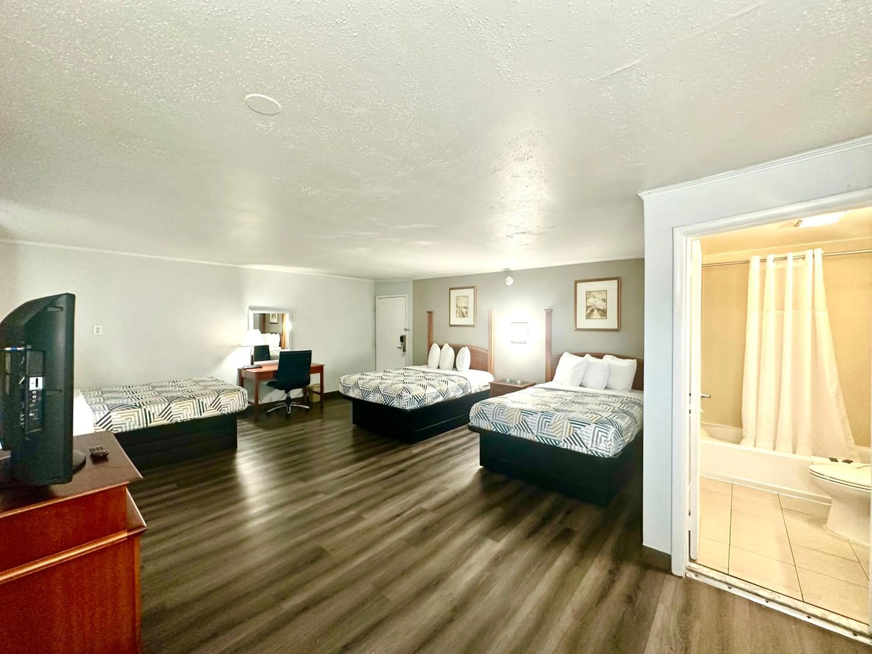 Photo of the whole room, Bed in Red Carpet Inn - Stamford