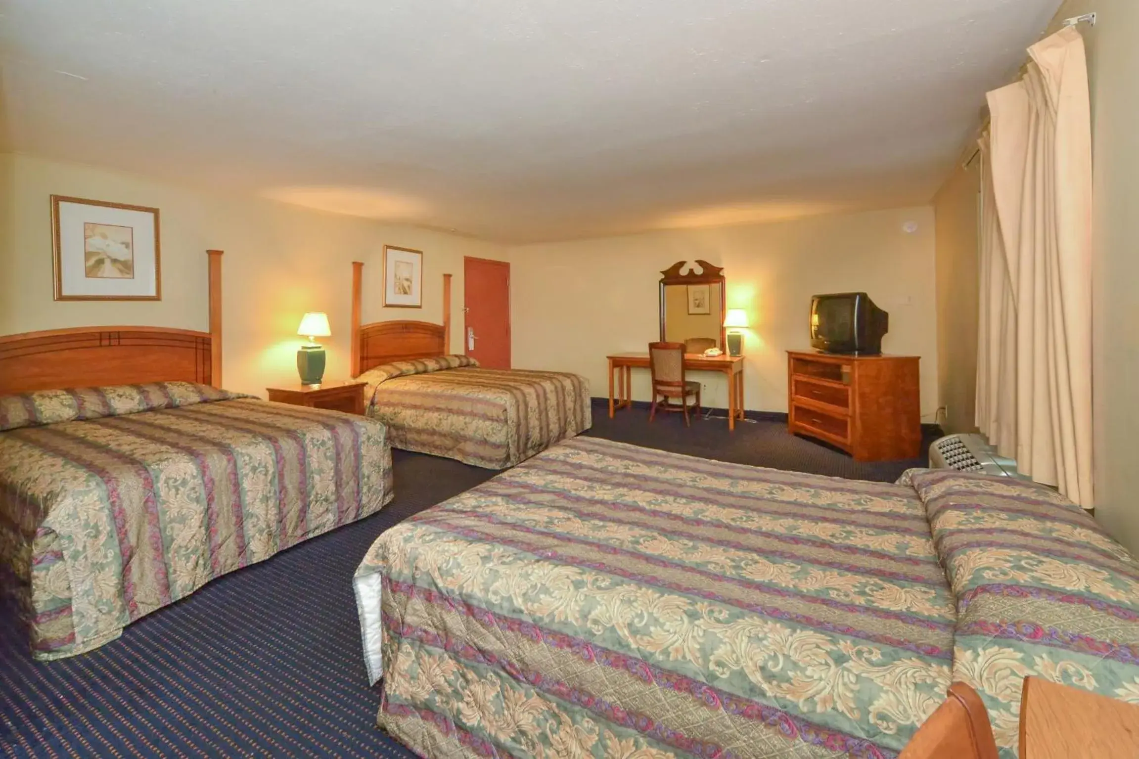 Photo of the whole room, Bed in Red Carpet Inn - Stamford