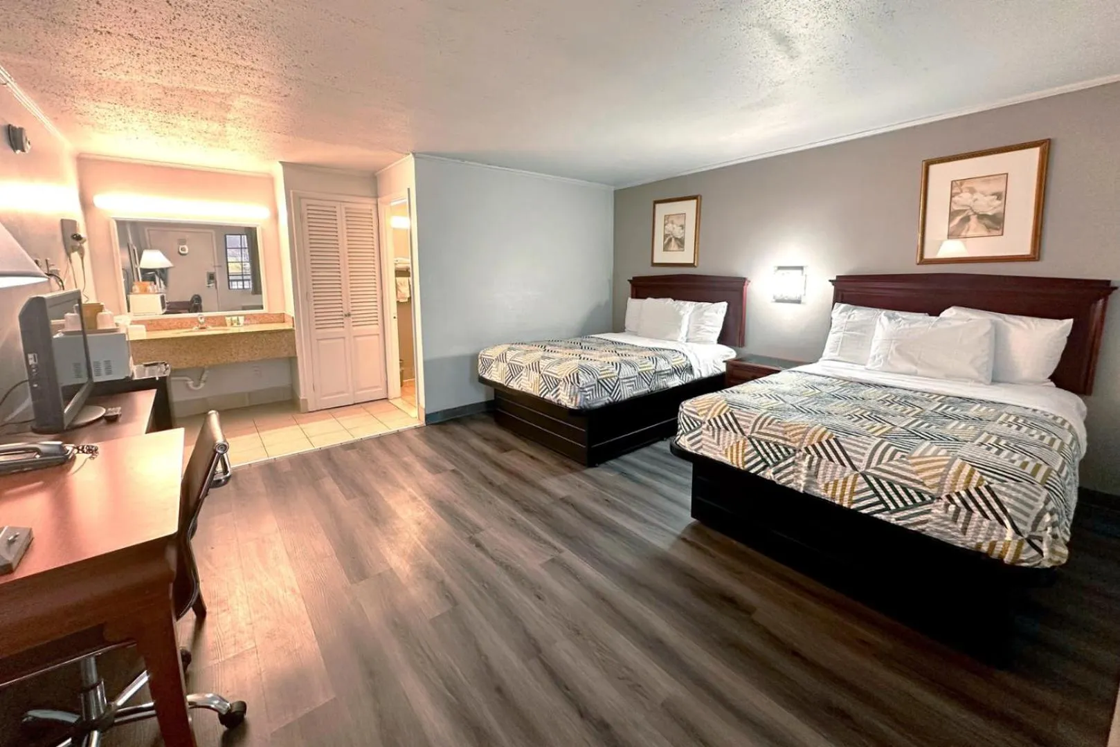 Photo of the whole room, Bed in Red Carpet Inn - Stamford