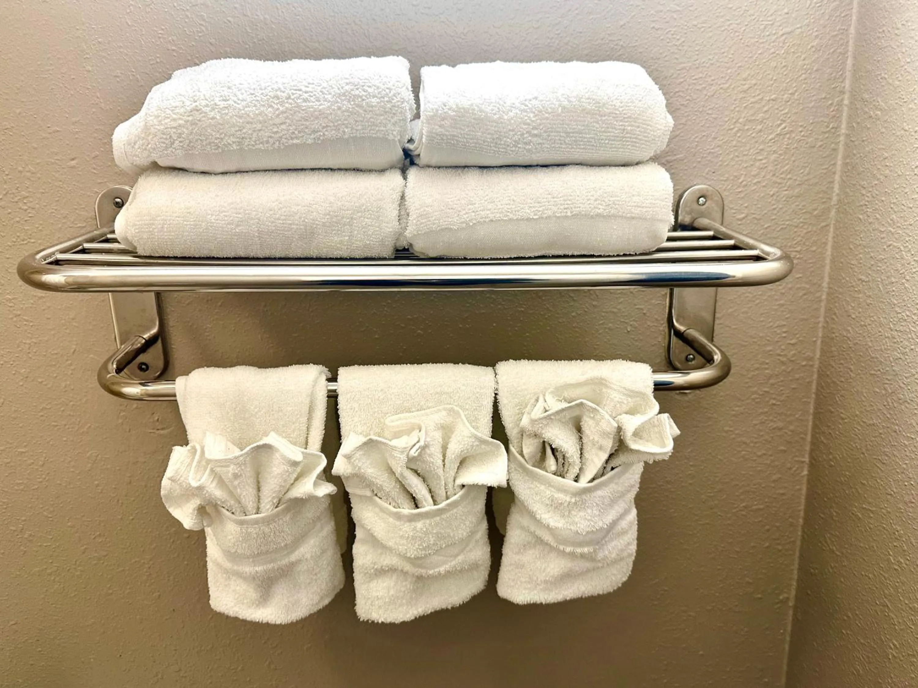 towels in Red Carpet Inn - Stamford