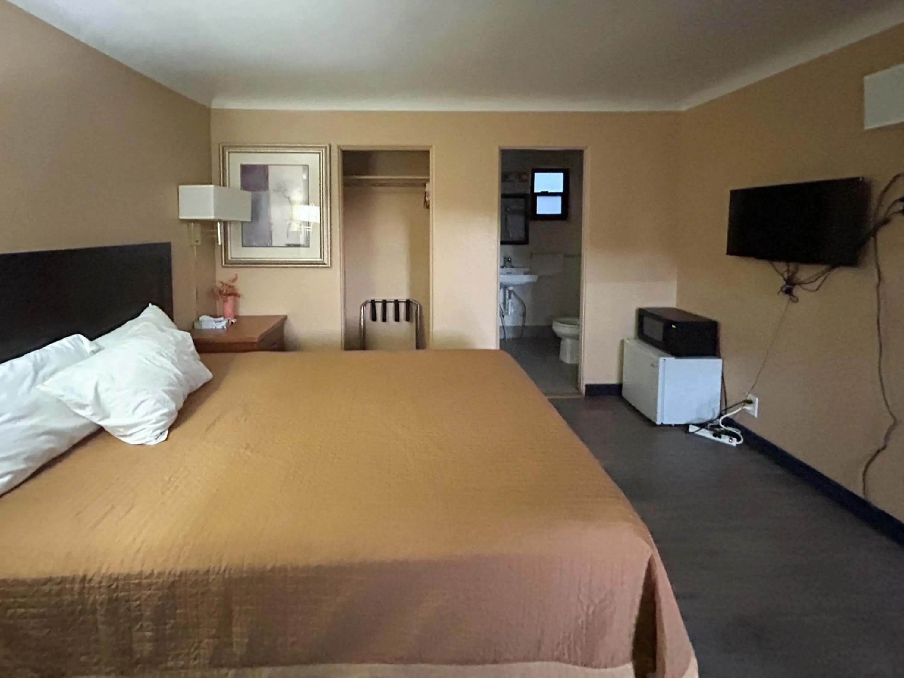 Bedroom, Bed in Motel 6 Williams AZ Historic Route 66