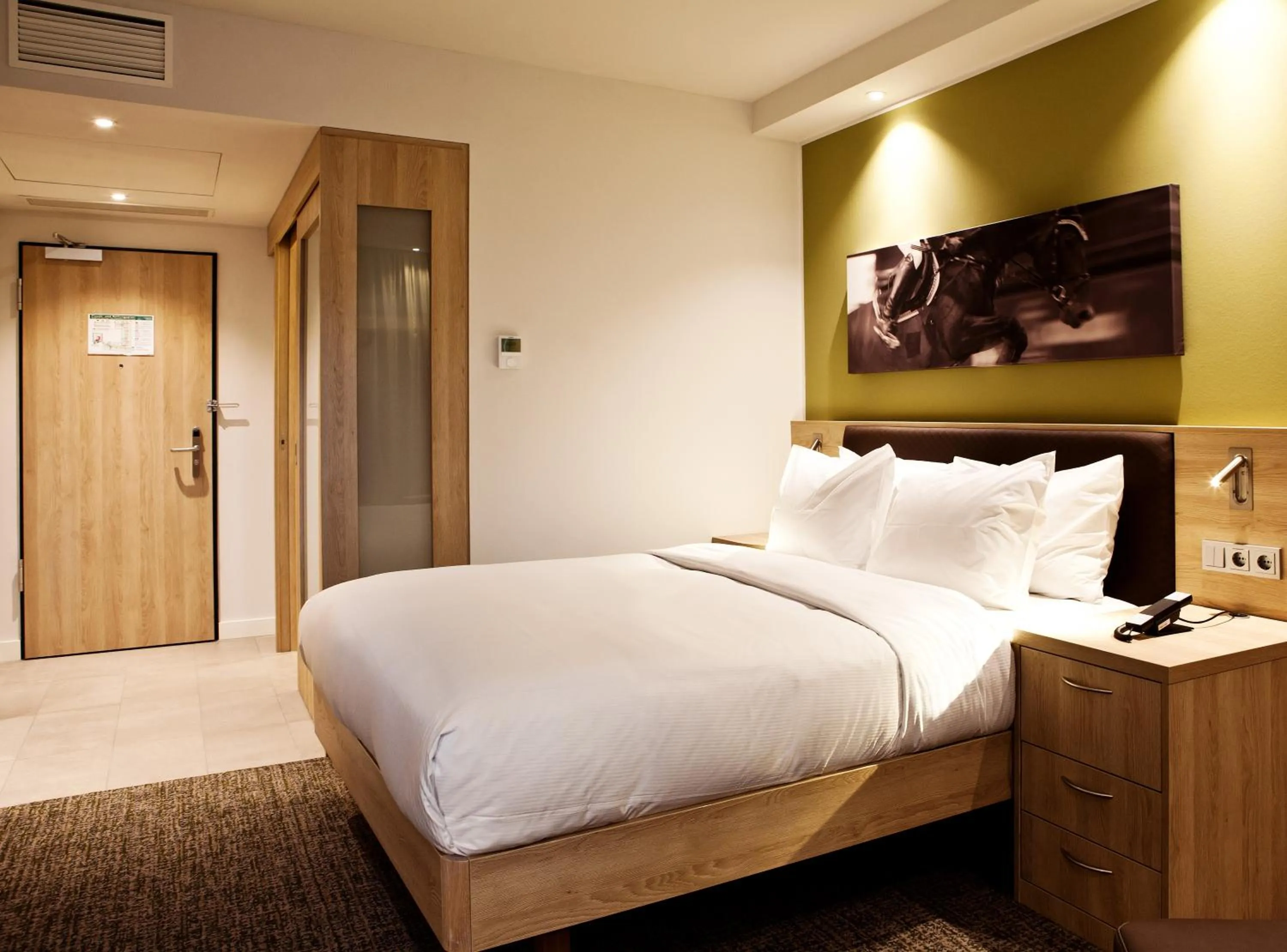 Photo of the whole room, Bed in Hampton By Hilton Aachen Tivoli