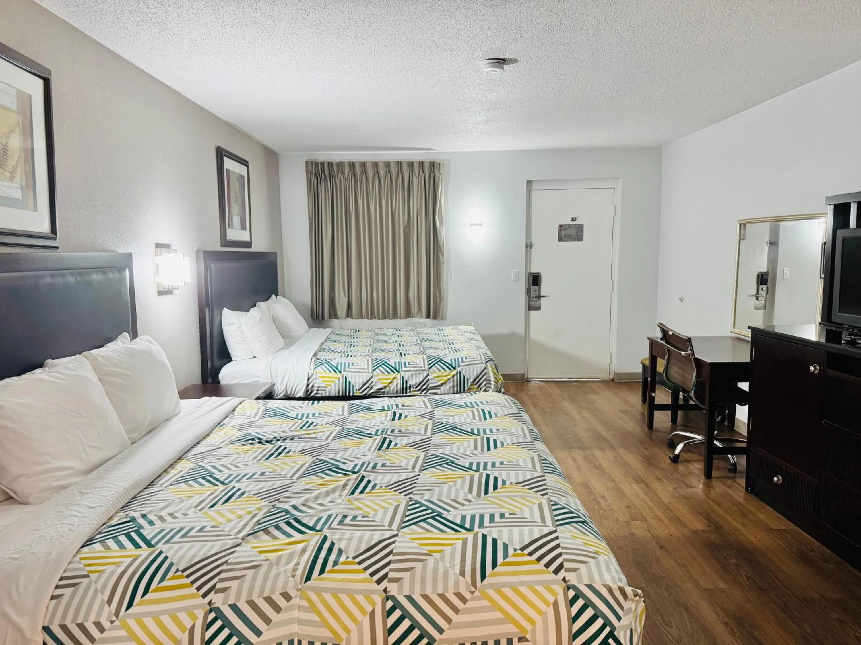 Bed in Red Carpet Inn Norwalk