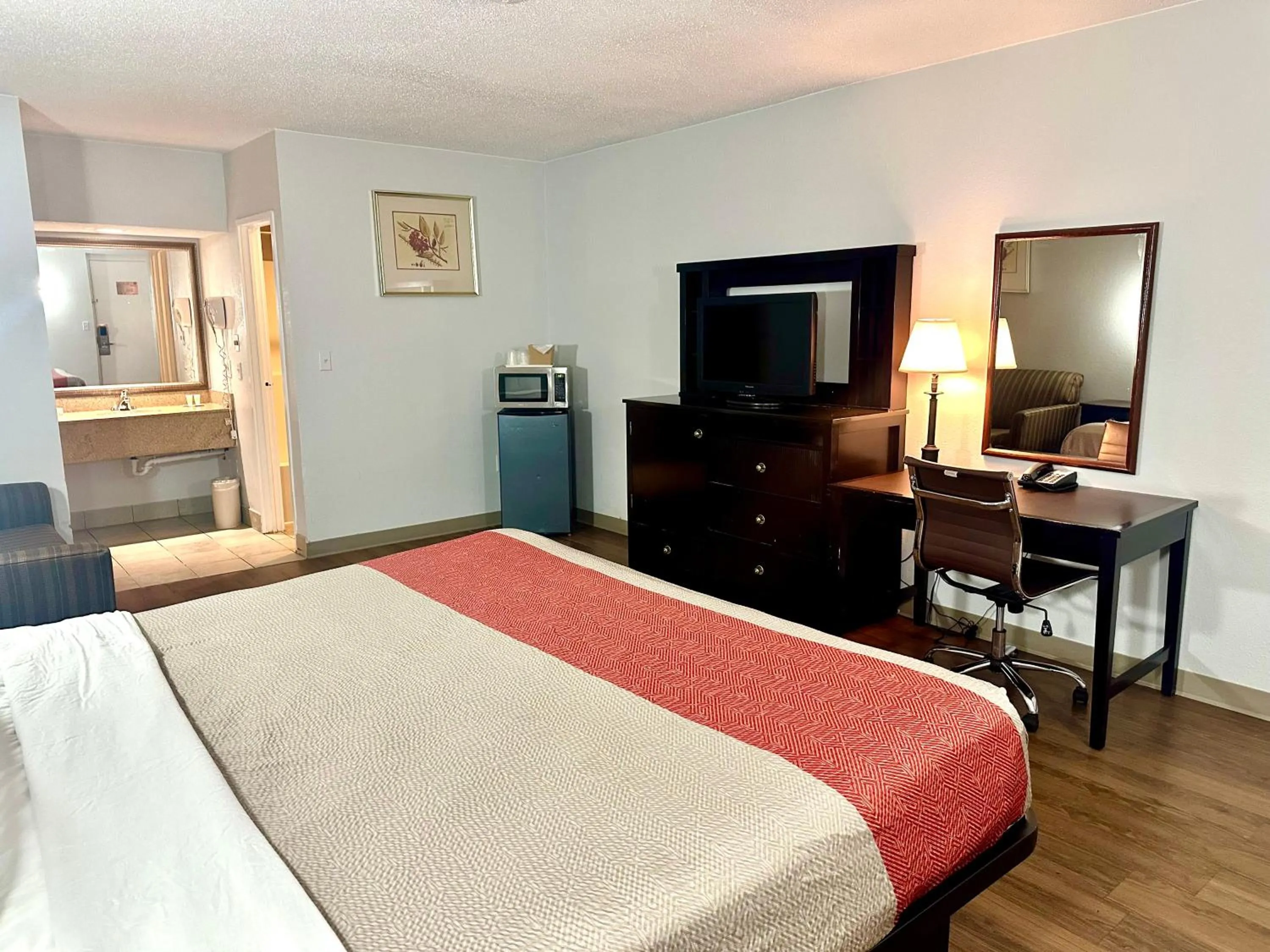 Bedroom, Bed in Red Carpet Inn Norwalk