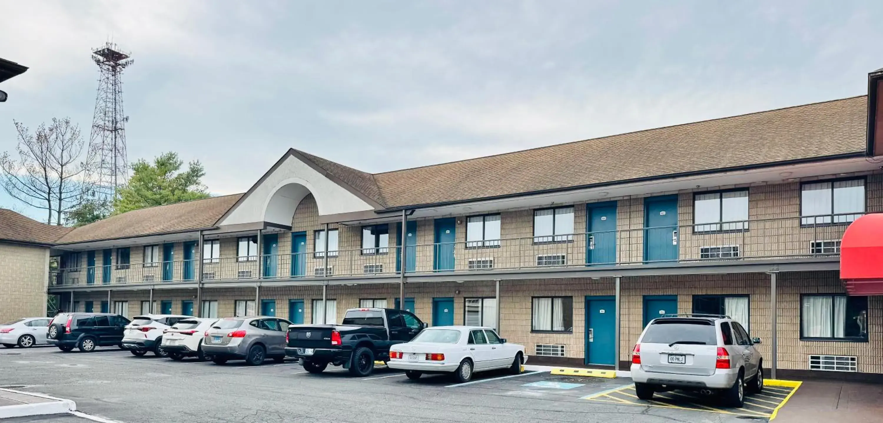 Property building in Red Carpet Inn Norwalk Property building in Red Carpet Inn Norwalk