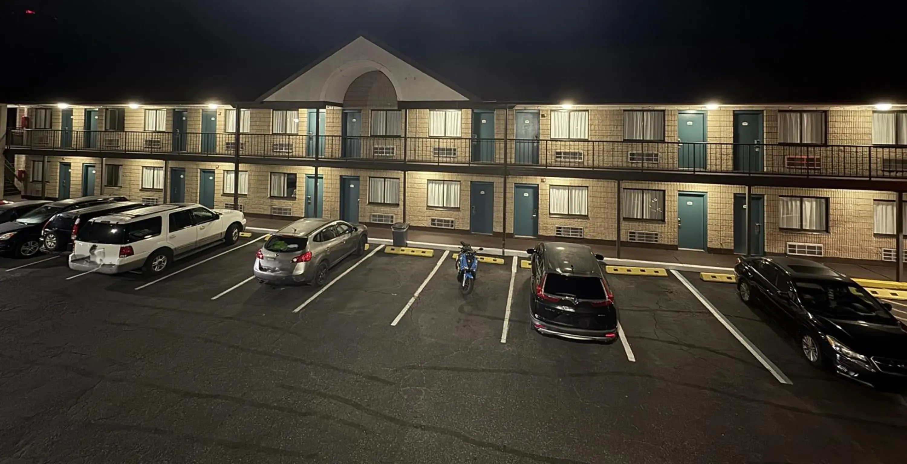 Property building in Red Carpet Inn Norwalk Property building in Red Carpet Inn Norwalk