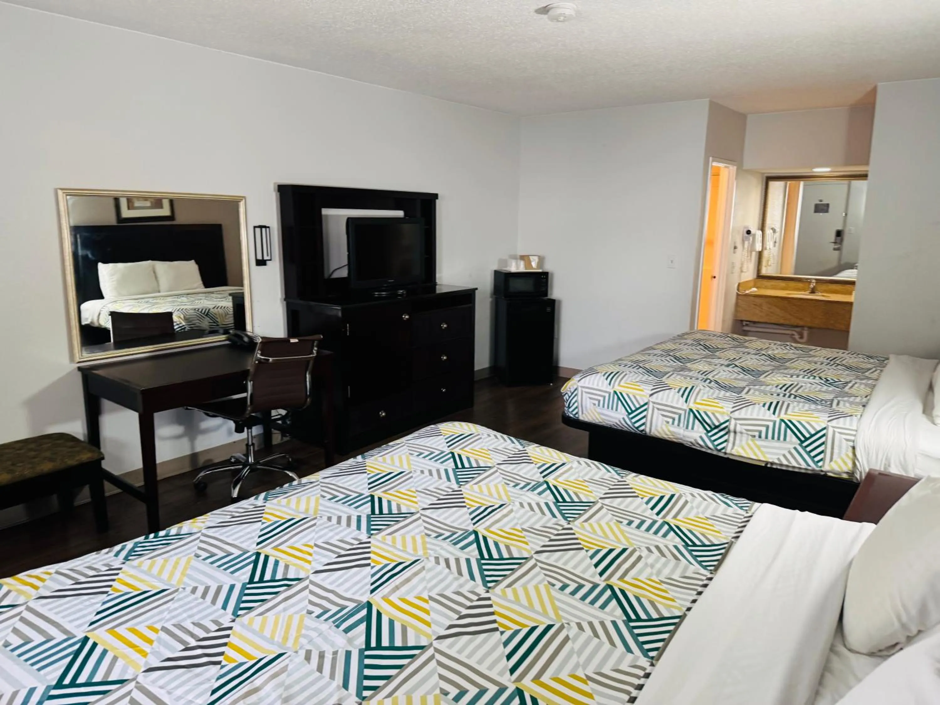 Bedroom, Bed in Red Carpet Inn Norwalk