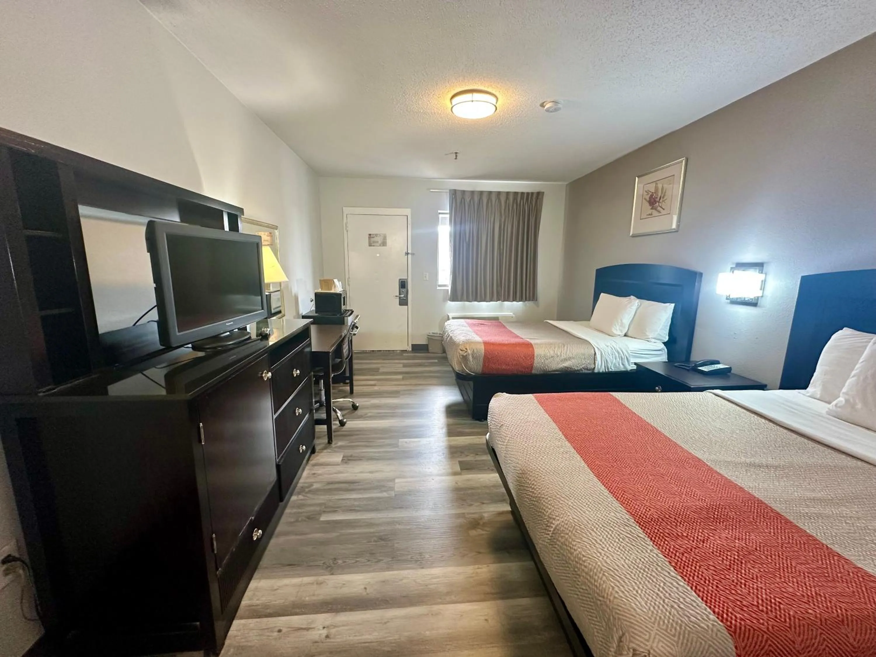 Photo of the whole room, Bed in Red Carpet Inn Norwalk