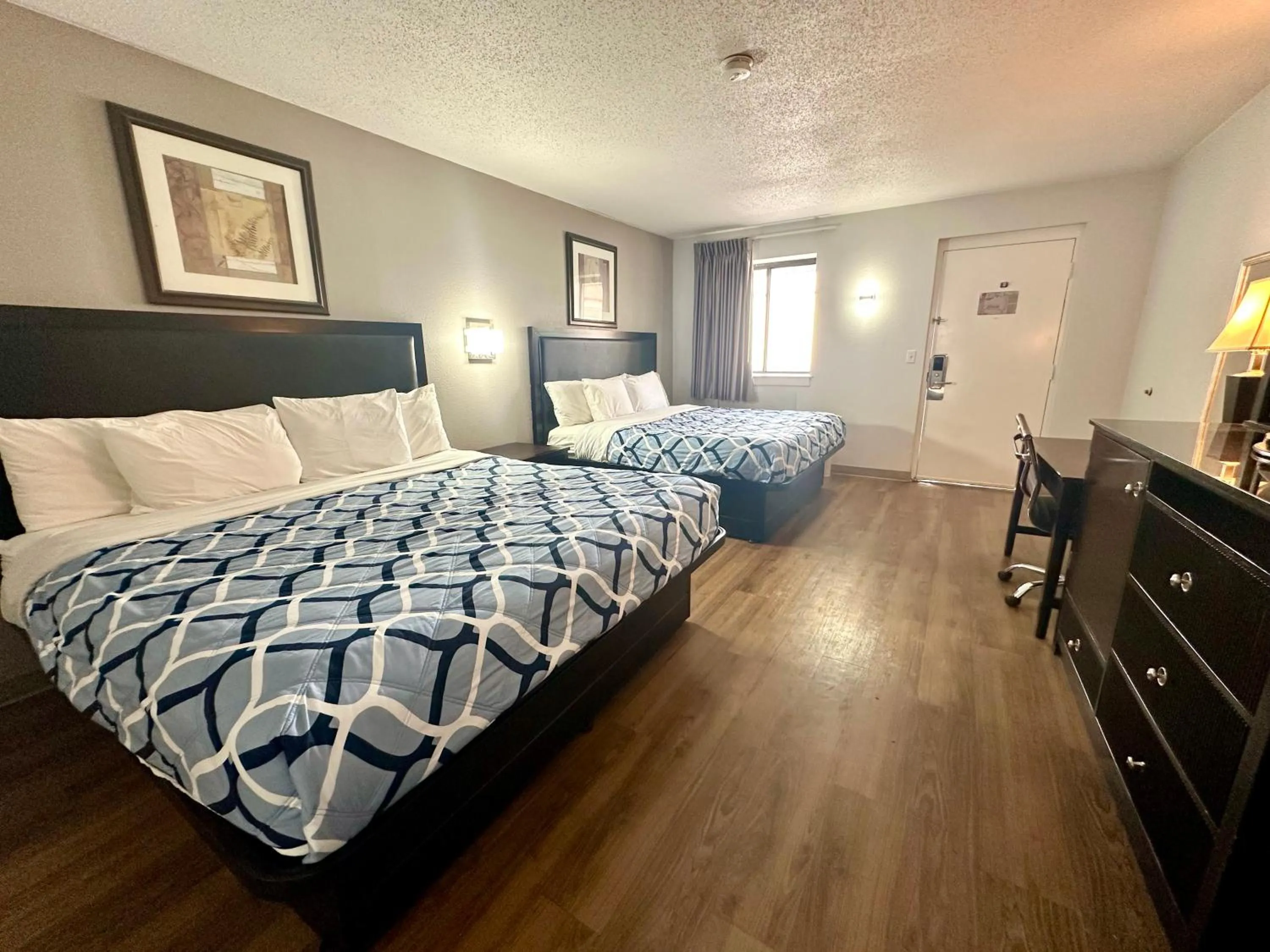 Photo of the whole room, Bed in Red Carpet Inn Norwalk