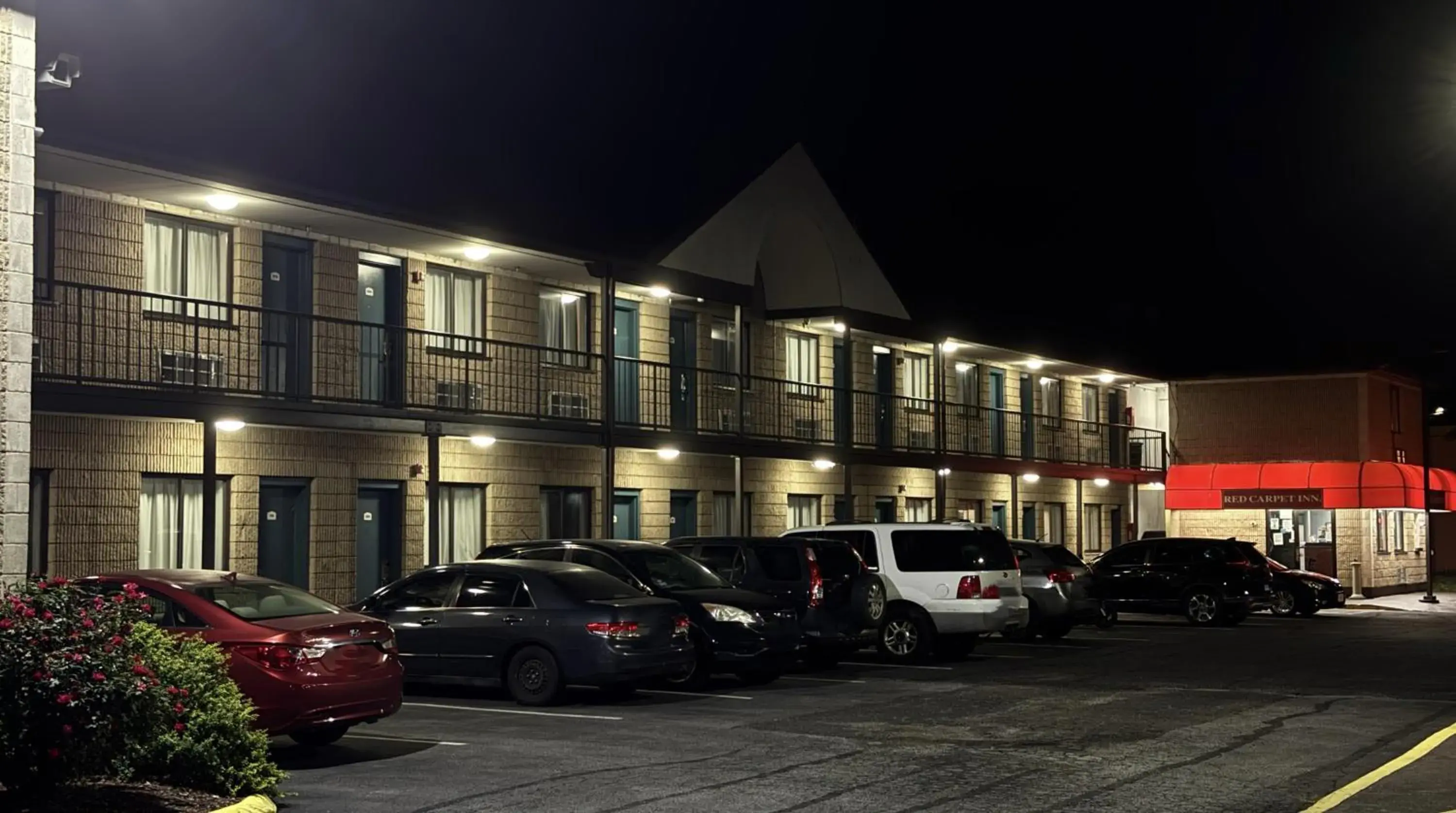 Property building in Red Carpet Inn Norwalk Property building in Red Carpet Inn Norwalk