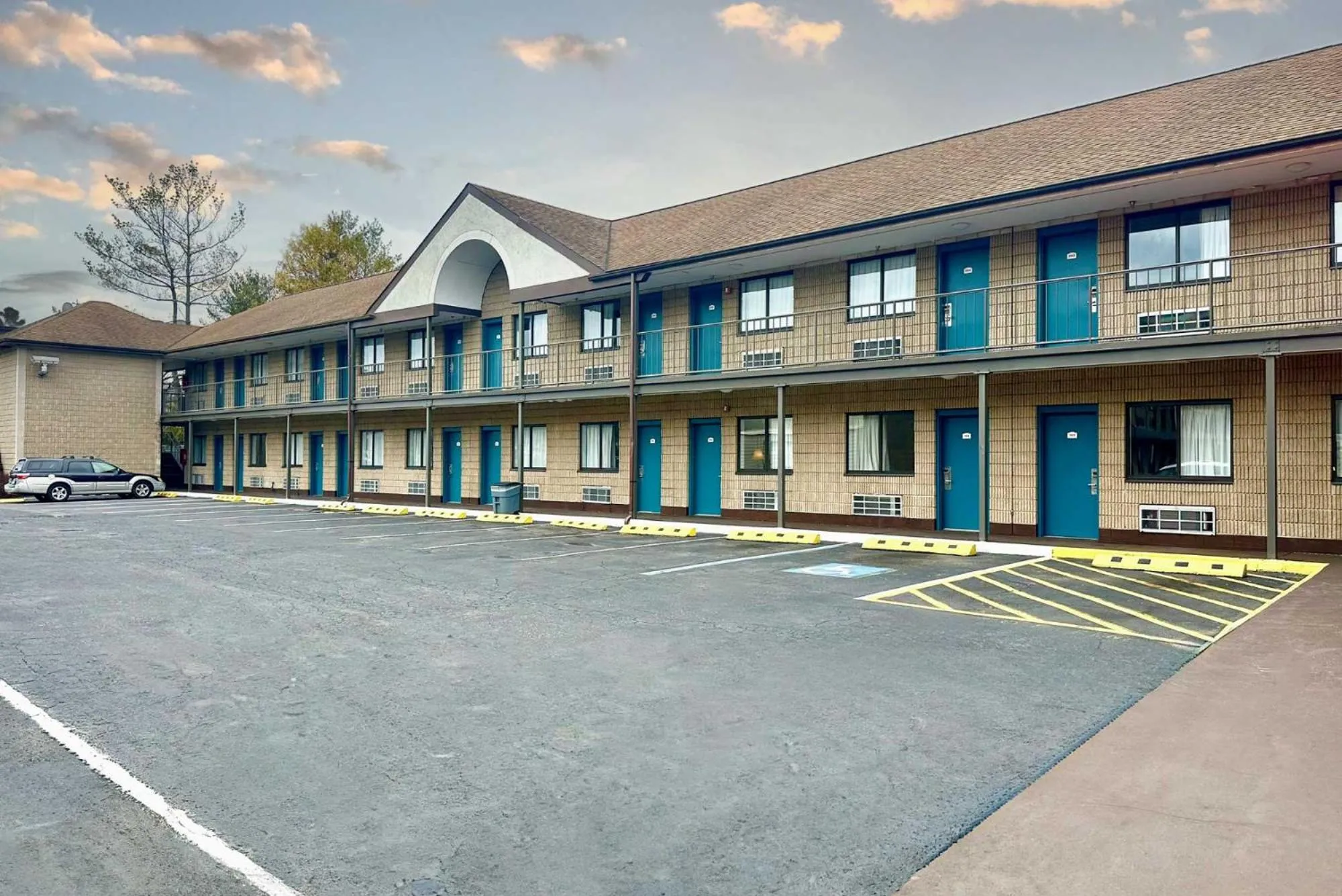 Property building in Red Carpet Inn Norwalk