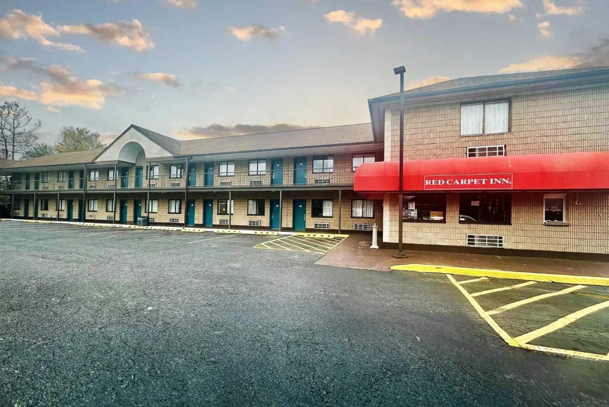 Property building in Red Carpet Inn Norwalk Property building in Red Carpet Inn Norwalk