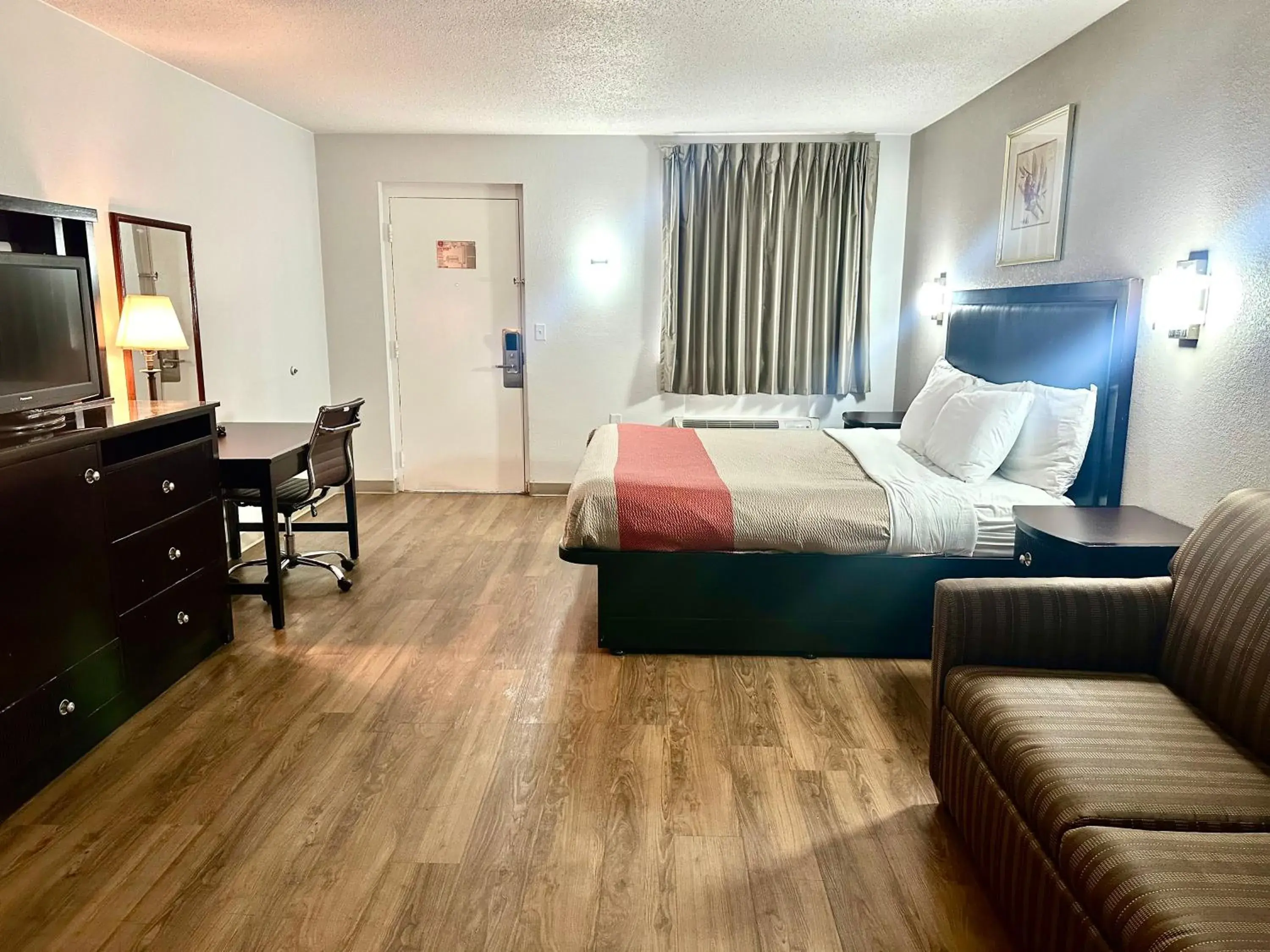 Photo of the whole room, Bed in Red Carpet Inn Norwalk Photo of the whole room, Bed in Red Carpet Inn Norwalk