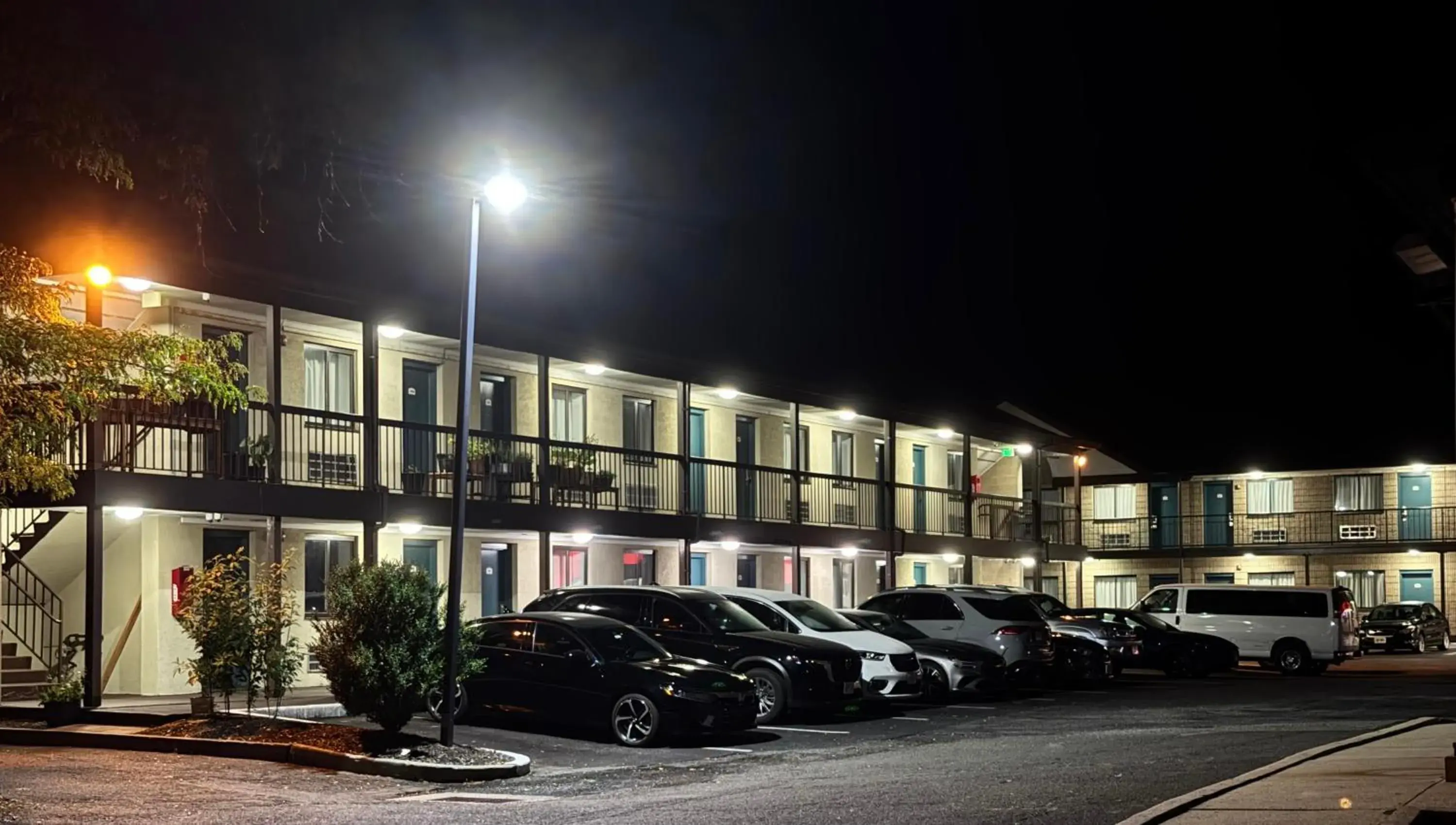 Property building in Red Carpet Inn Norwalk Property building in Red Carpet Inn Norwalk