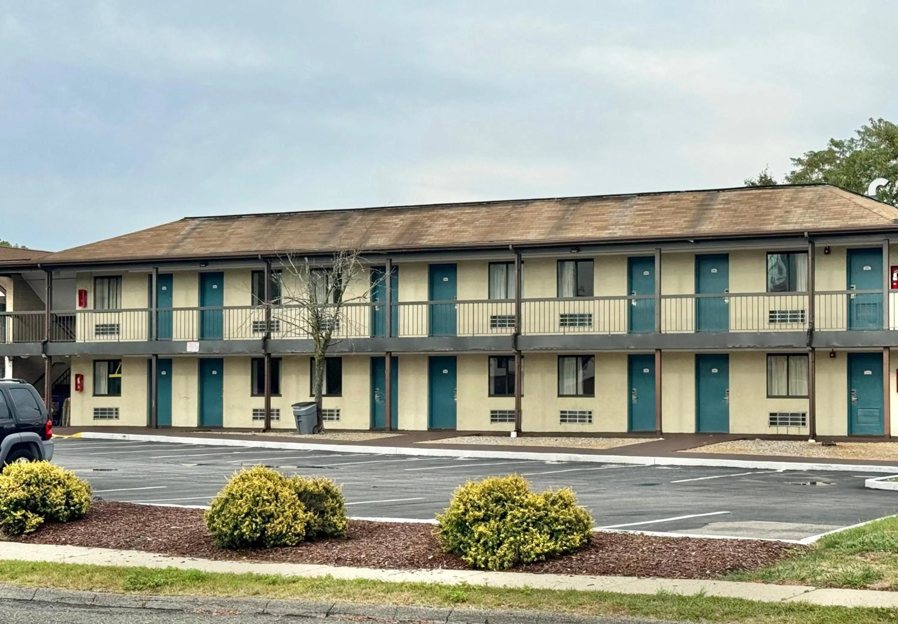 Property building in Red Carpet Inn Norwalk
