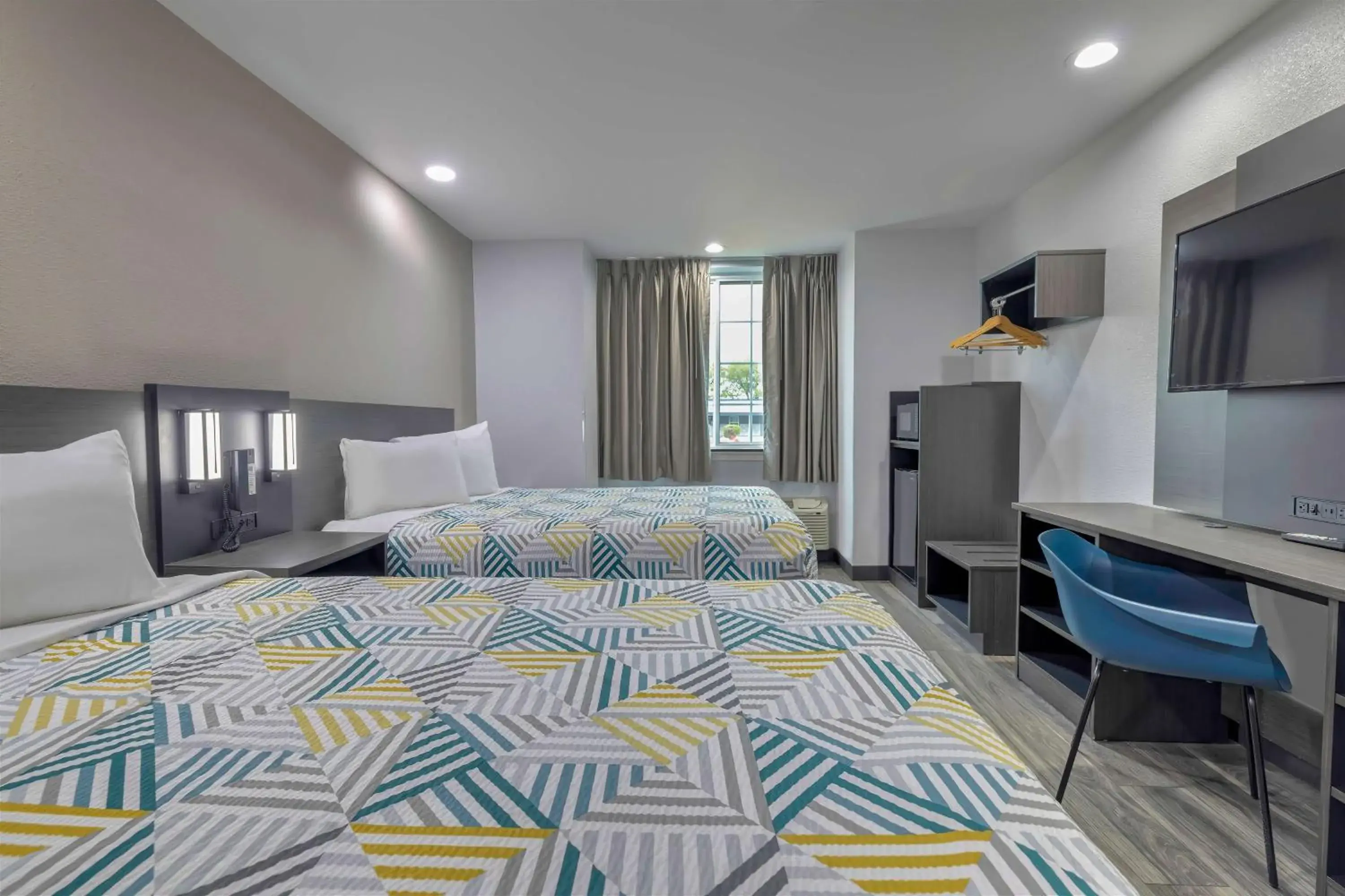 Bedroom, Bed in Motel 6-Fort Worth, TX - Burleson Bedroom, Bed in Motel 6-Fort Worth, TX - Burleson