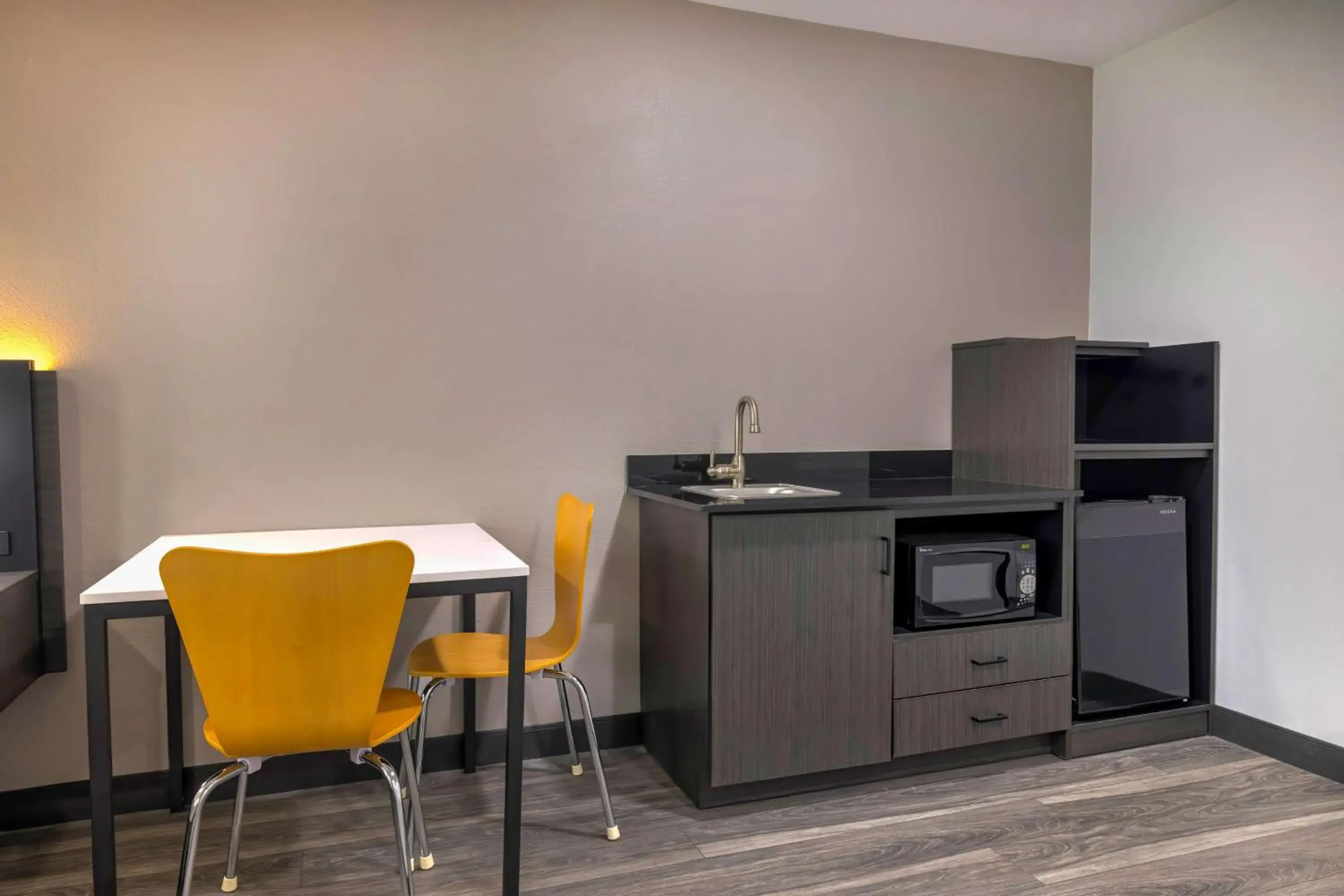 Suite - Non-Smoking in Motel 6-Fort Worth, TX - Burleson Suite - Non-Smoking in Motel 6-Fort Worth, TX - Burleson