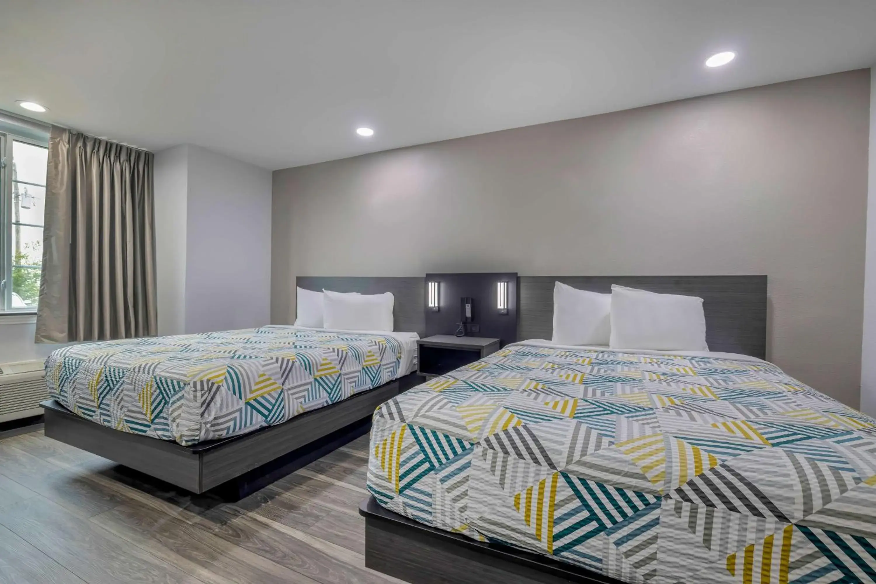 Bedroom, Bed in Motel 6-Fort Worth, TX - Burleson Bedroom, Bed in Motel 6-Fort Worth, TX - Burleson