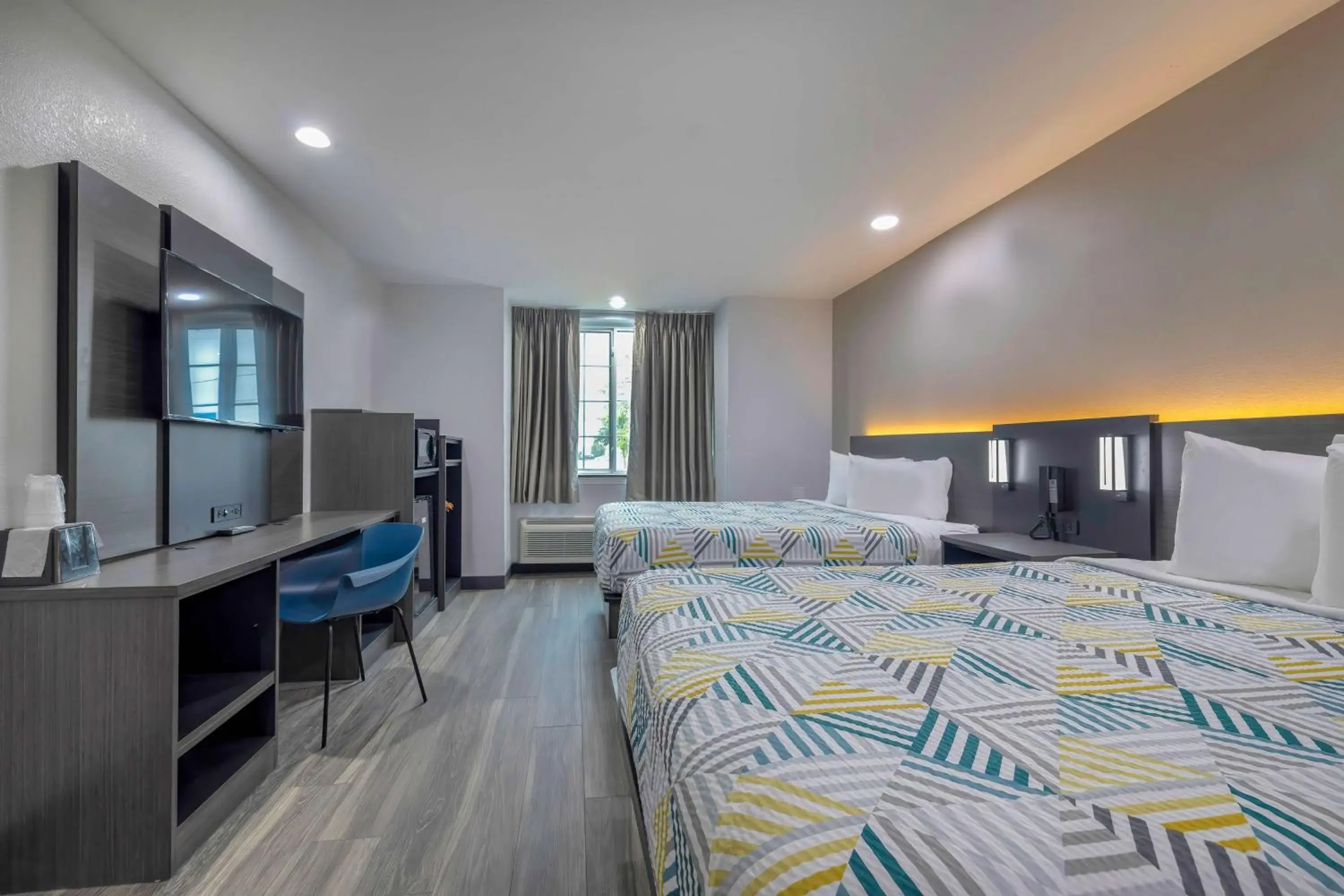 Bedroom, Bed in Motel 6-Fort Worth, TX - Burleson Bedroom, Bed in Motel 6-Fort Worth, TX - Burleson