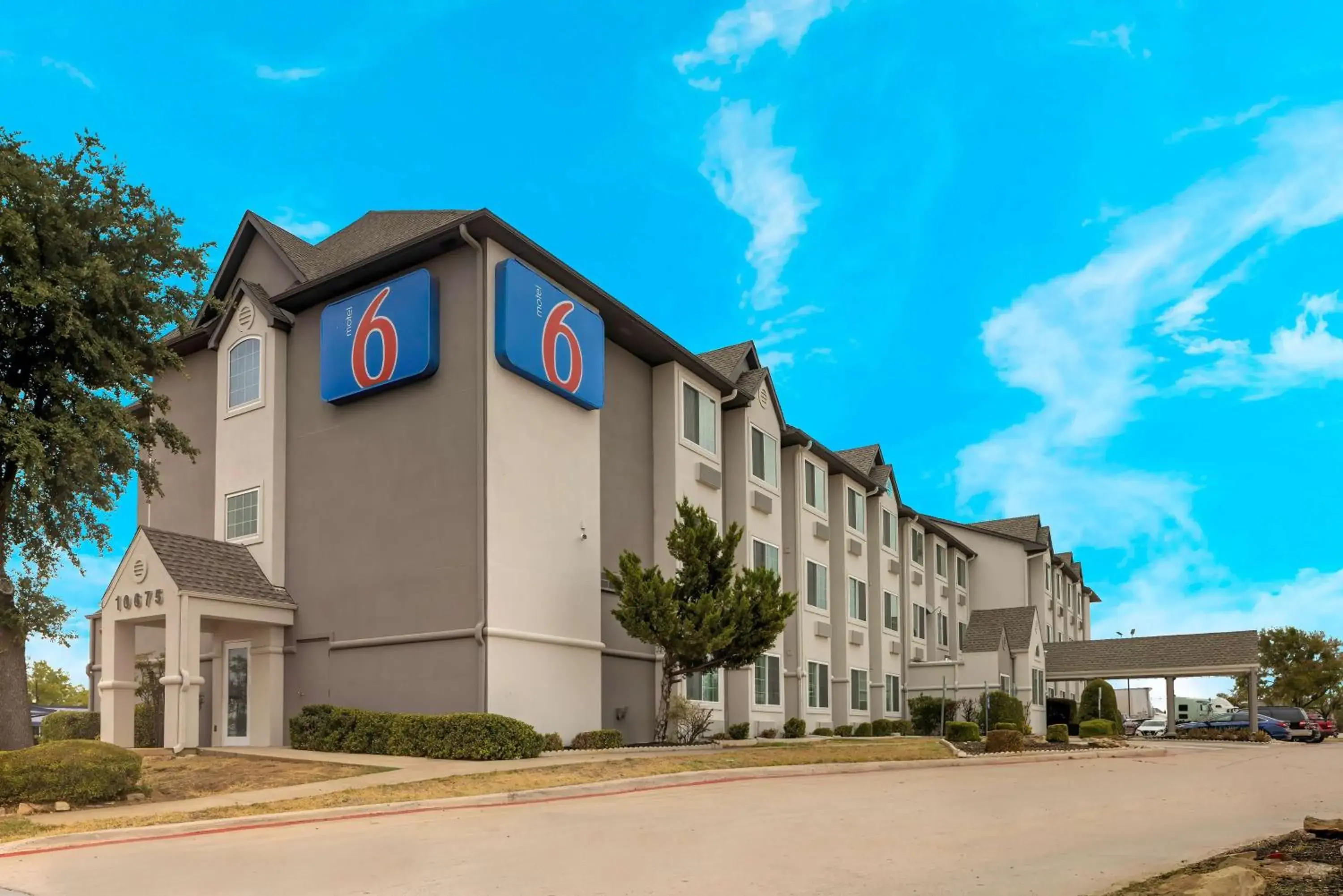Property building in Motel 6-Fort Worth, TX - Burleson Property building in Motel 6-Fort Worth, TX - Burleson