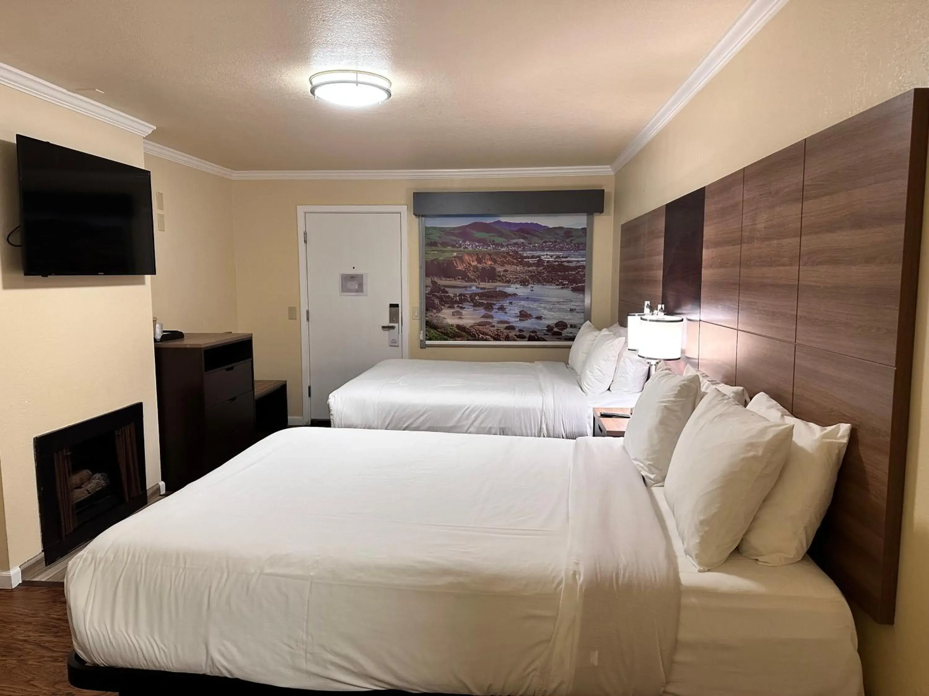 Bed in Beachwalker Inn Cayucos Bed in Beachwalker Inn Cayucos