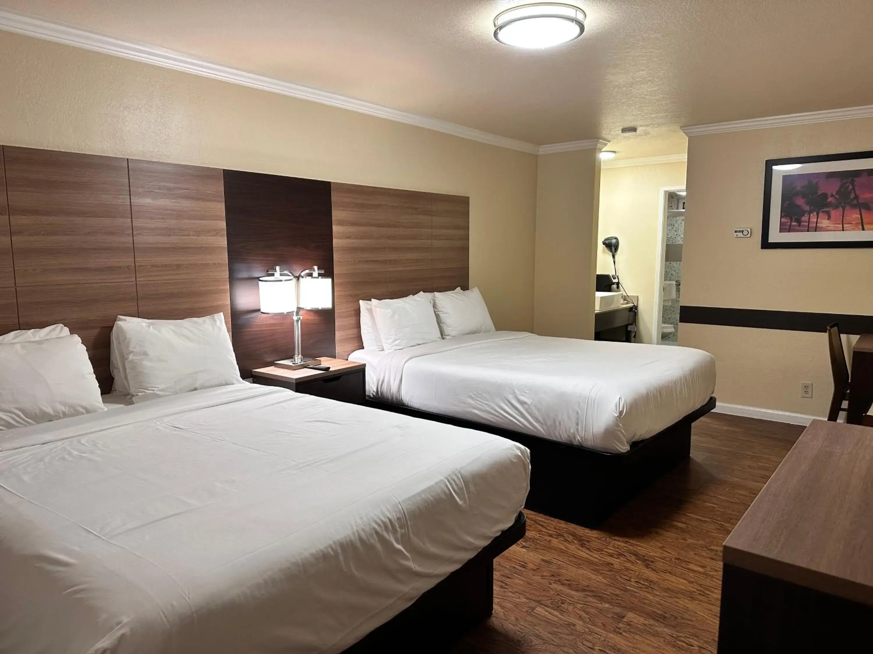 Bed in Beachwalker Inn Cayucos Bed in Beachwalker Inn Cayucos