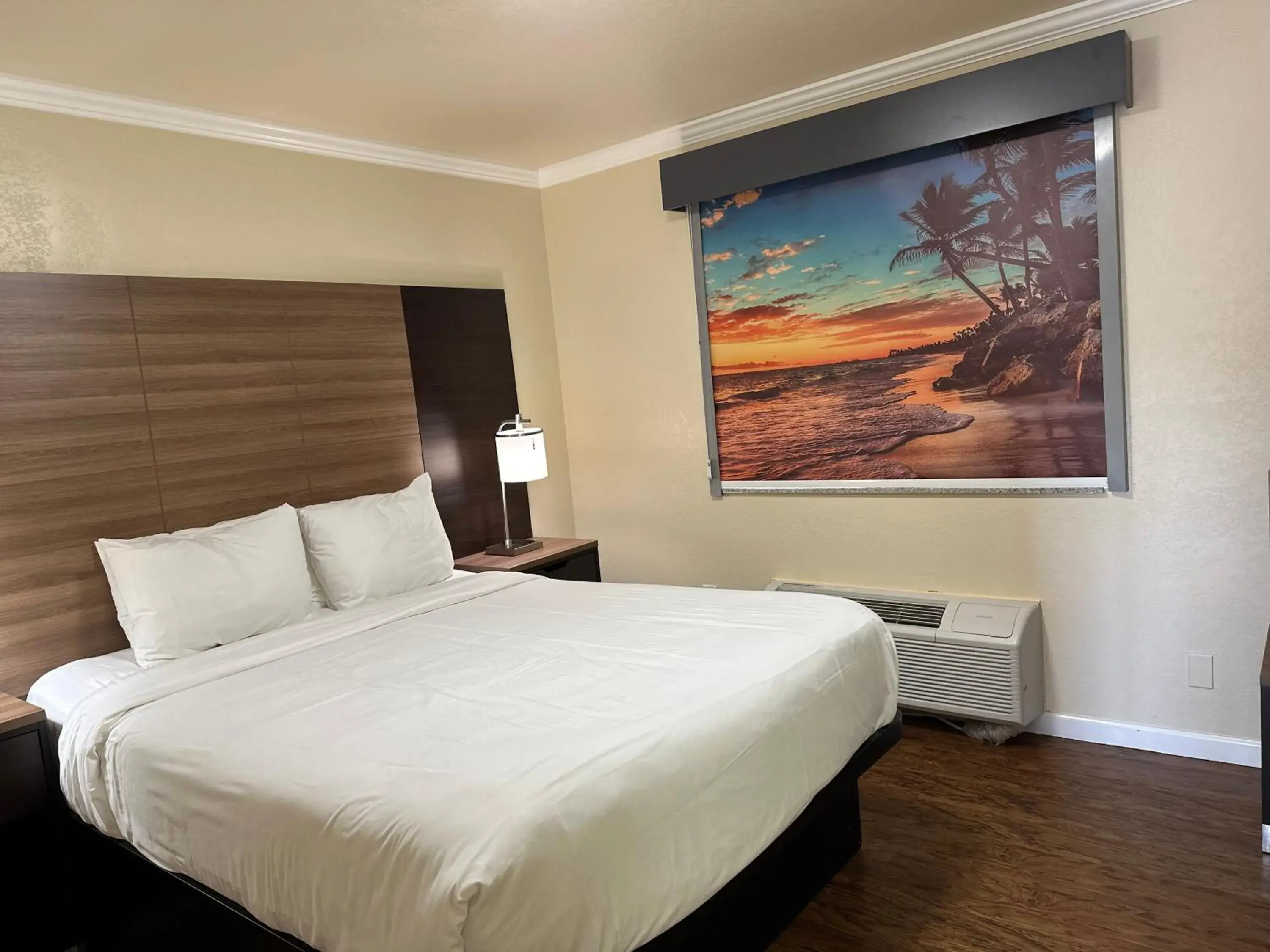 Bed in Beachwalker Inn Cayucos Bed in Beachwalker Inn Cayucos