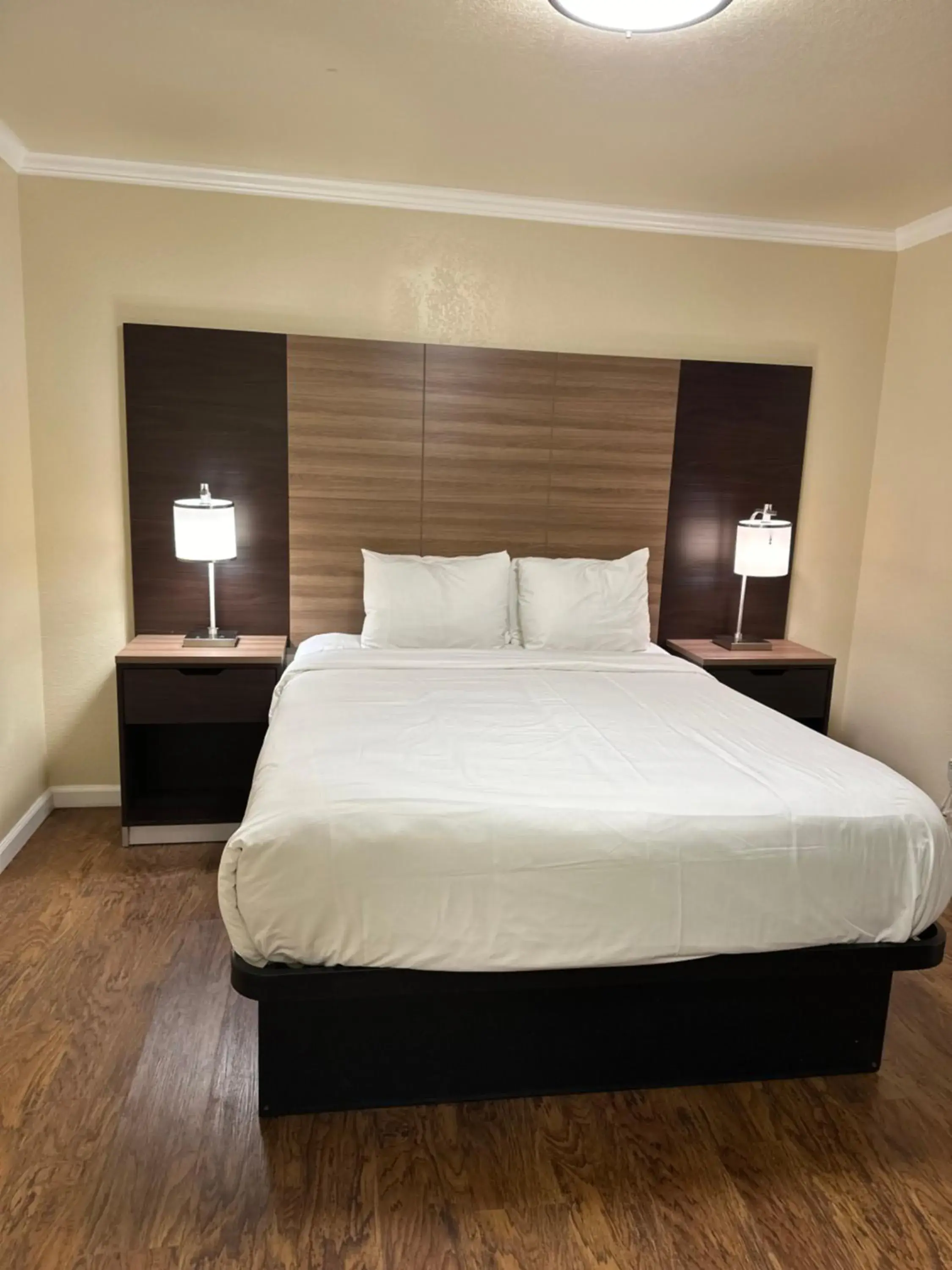 Bed in Beachwalker Inn Cayucos Bed in Beachwalker Inn Cayucos