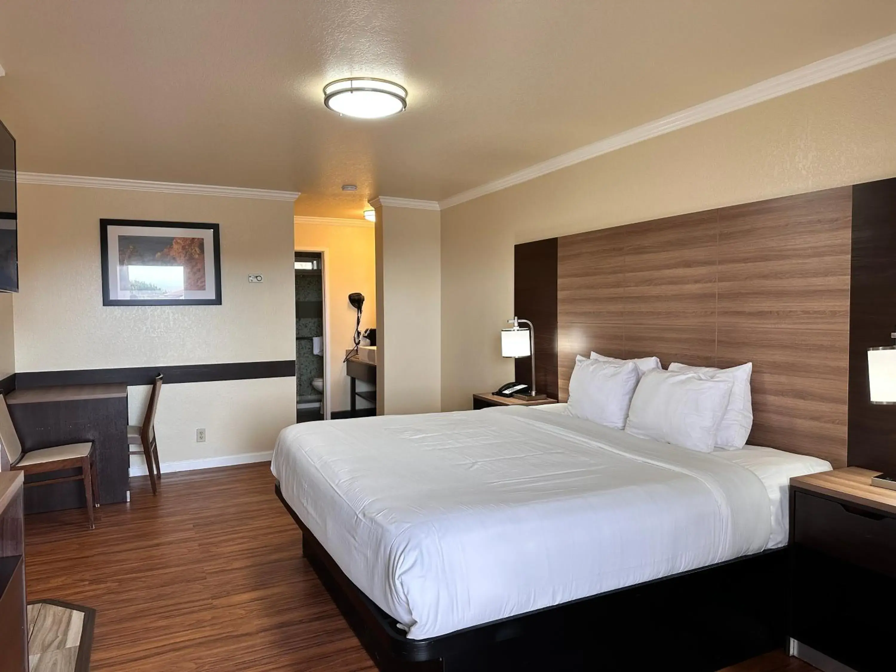 Bed in Beachwalker Inn Cayucos Bed in Beachwalker Inn Cayucos