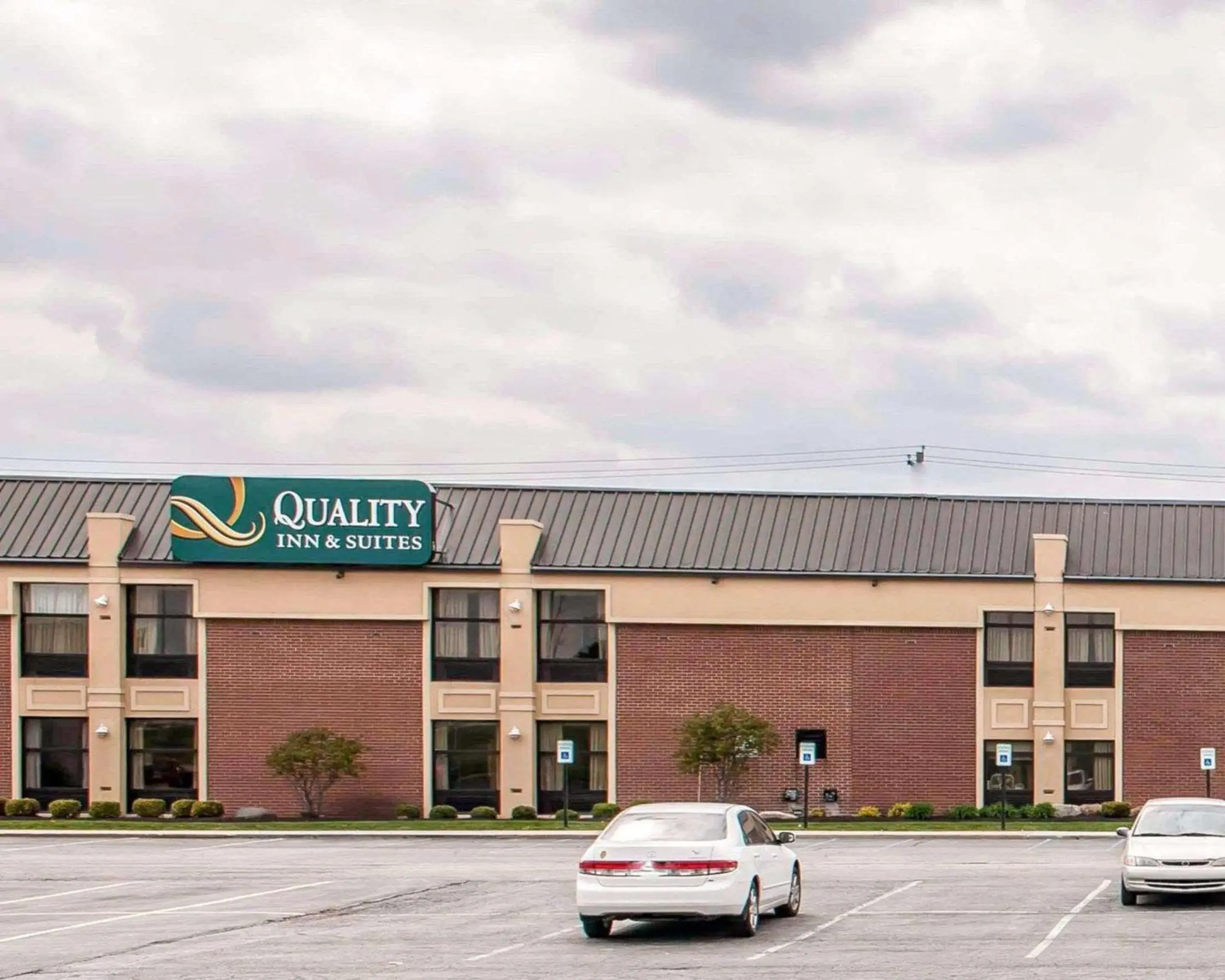 Property building in Quality Inn & Suites Greenfield I-70 Property building in Quality Inn & Suites Greenfield I-70