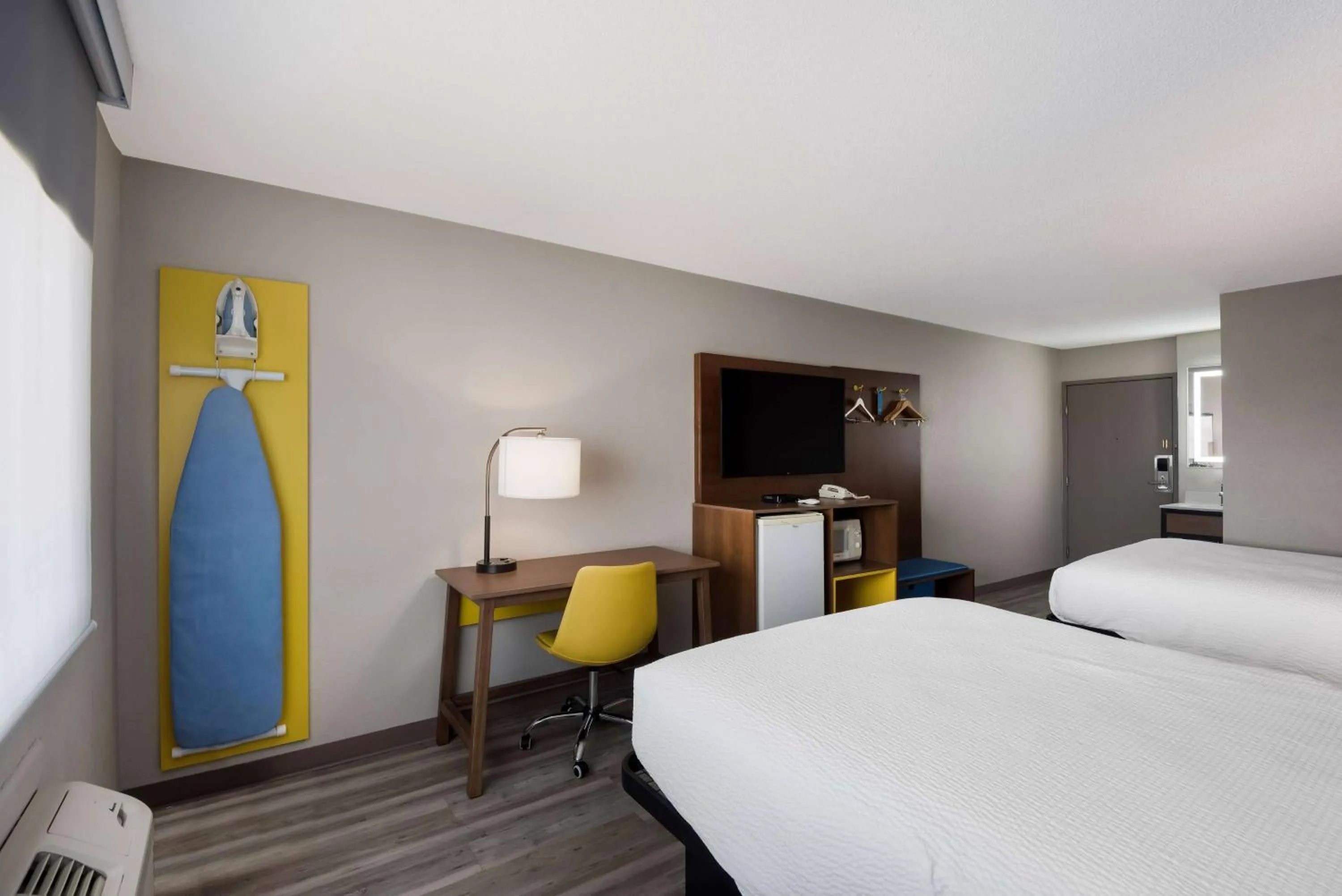 Photo of the whole room, Bed in Days Inn by Wyndham Ankeny - Des Moines