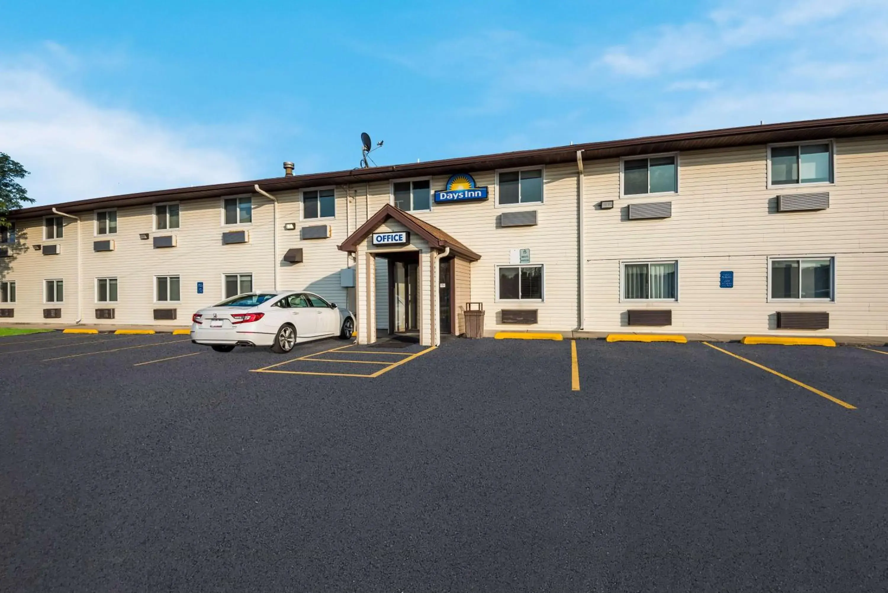 Property building in Days Inn by Wyndham Ankeny - Des Moines Property building in Days Inn by Wyndham Ankeny - Des Moines