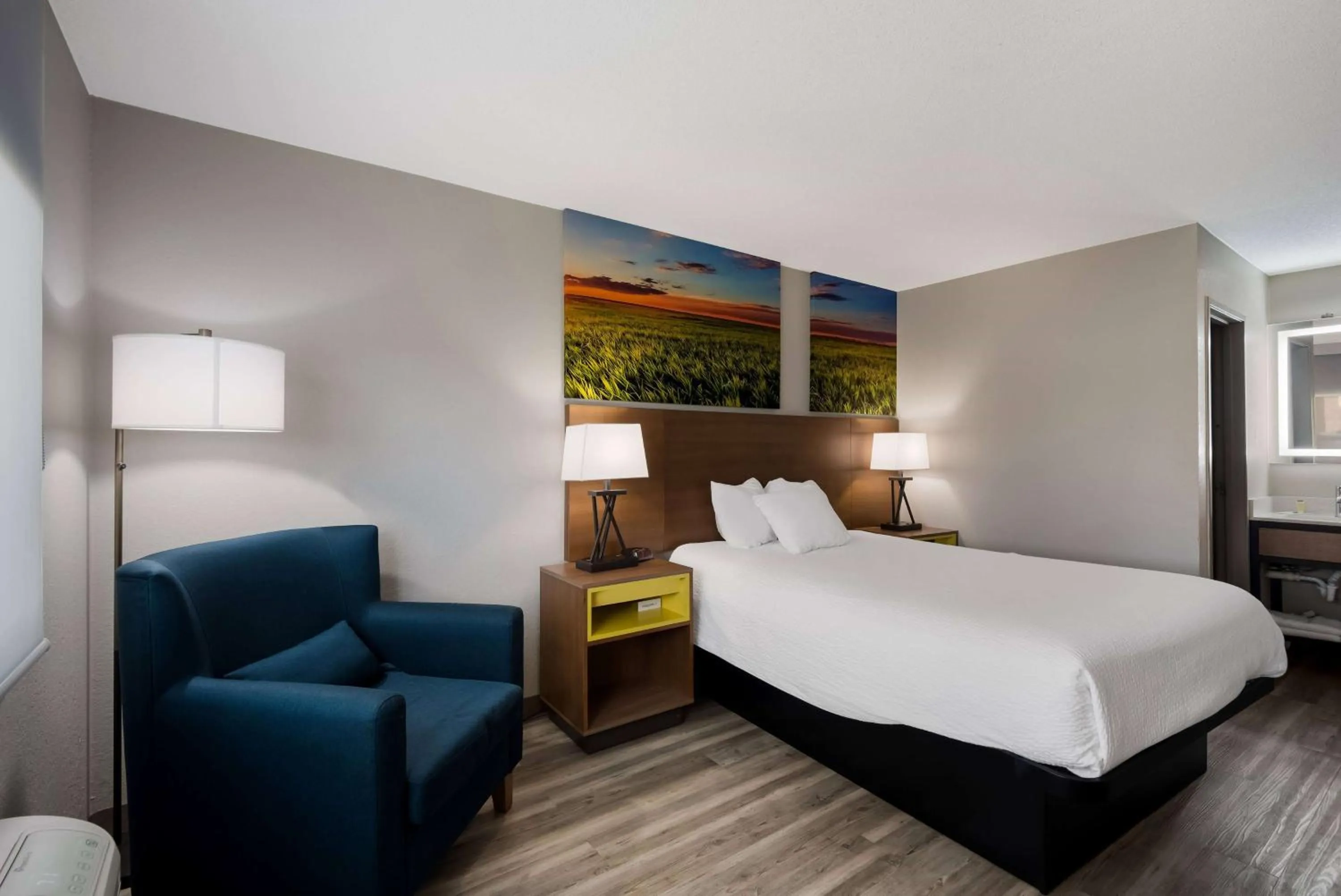 Photo of the whole room, Bed in Days Inn by Wyndham Ankeny - Des Moines