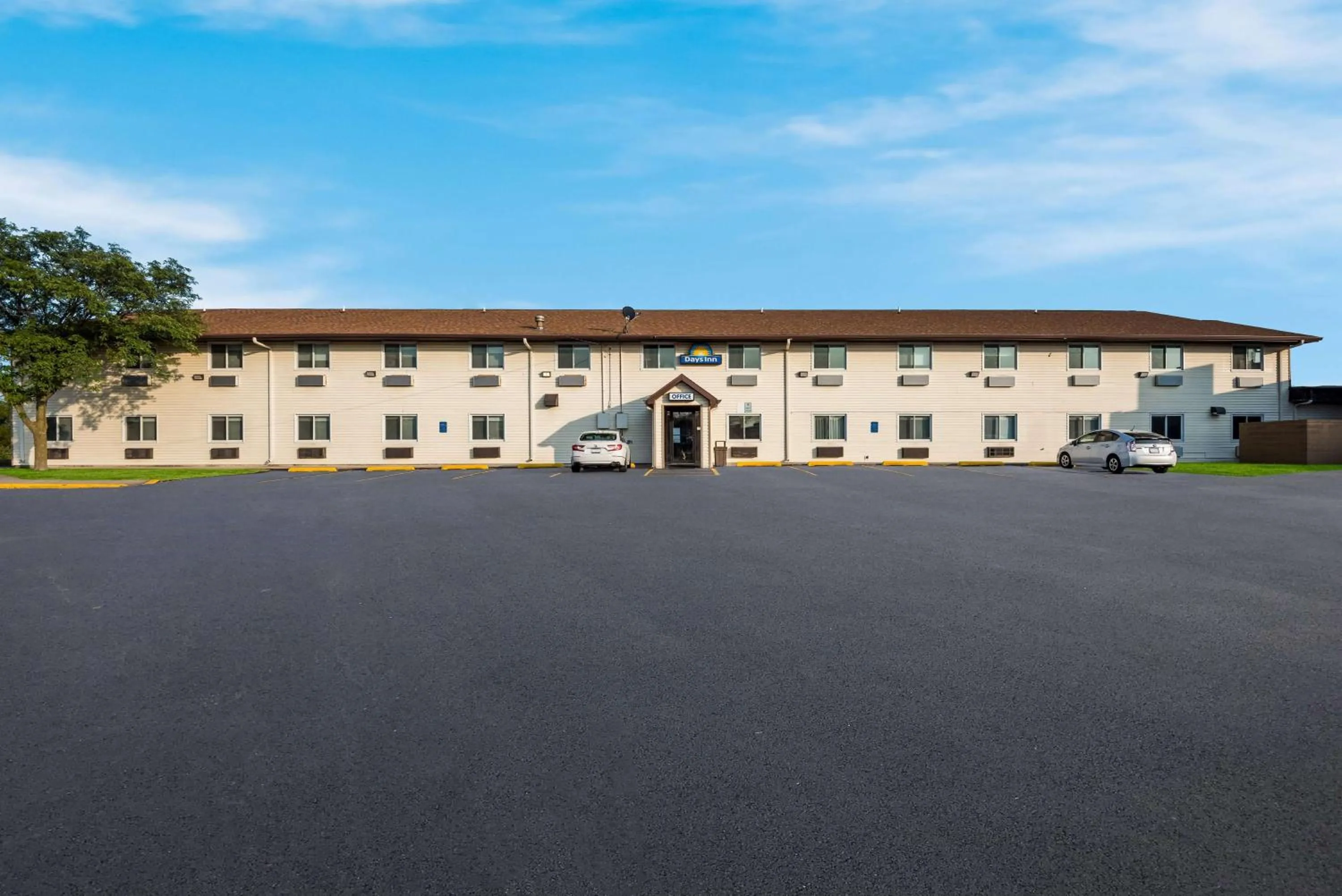 Property building in Days Inn by Wyndham Ankeny - Des Moines