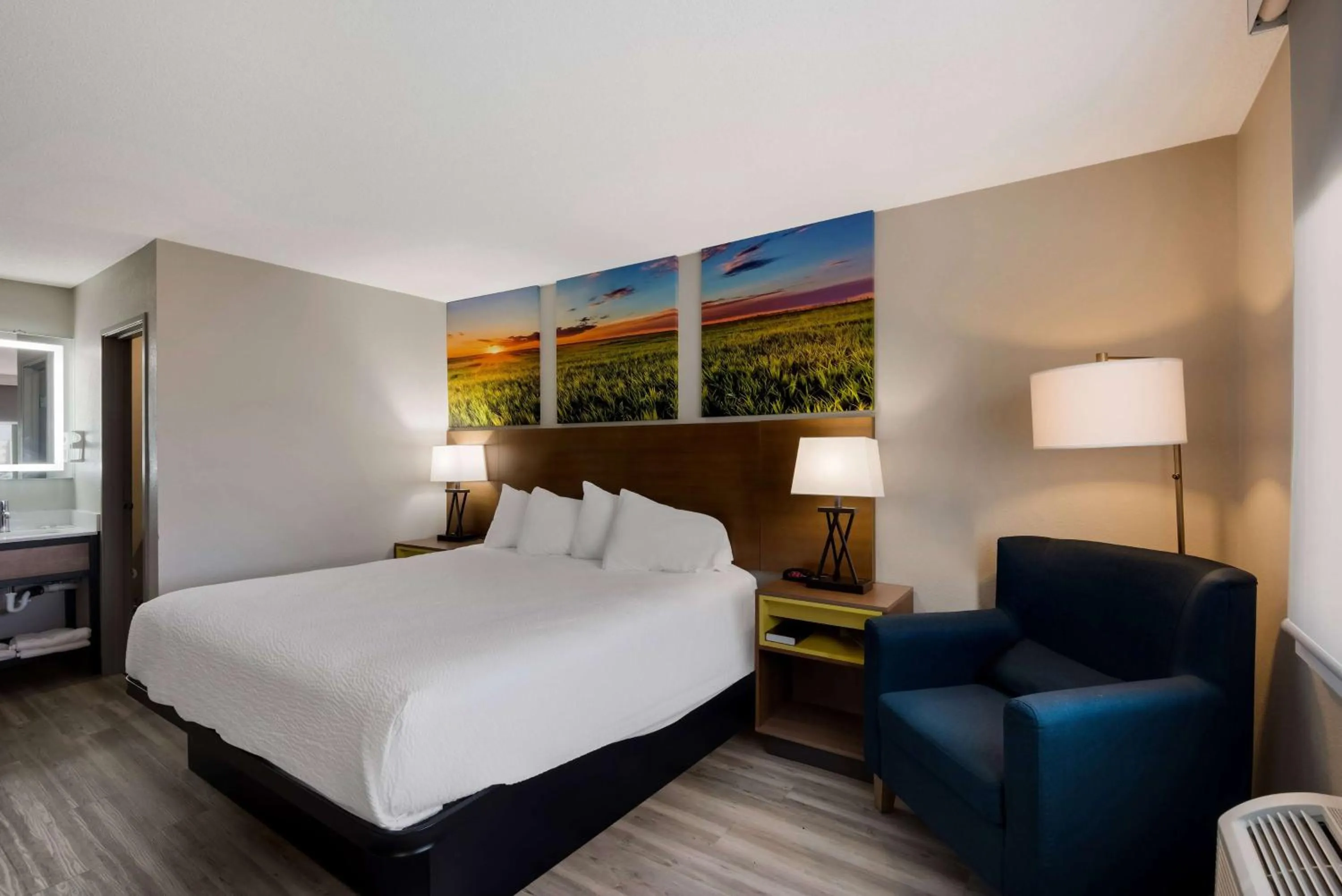 Photo of the whole room, Bed in Days Inn by Wyndham Ankeny - Des Moines