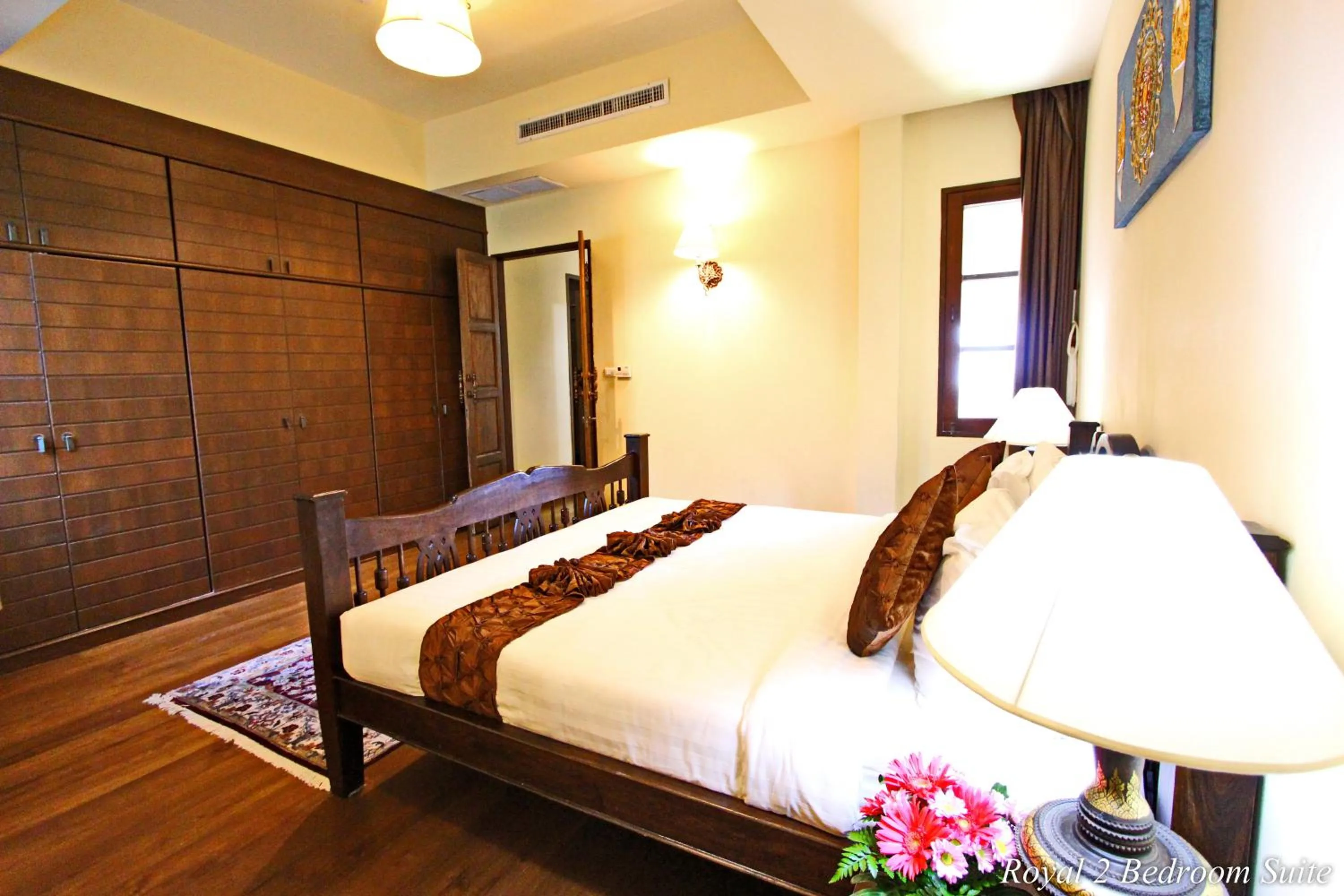 Bed in Shewe Wana Suite Resort