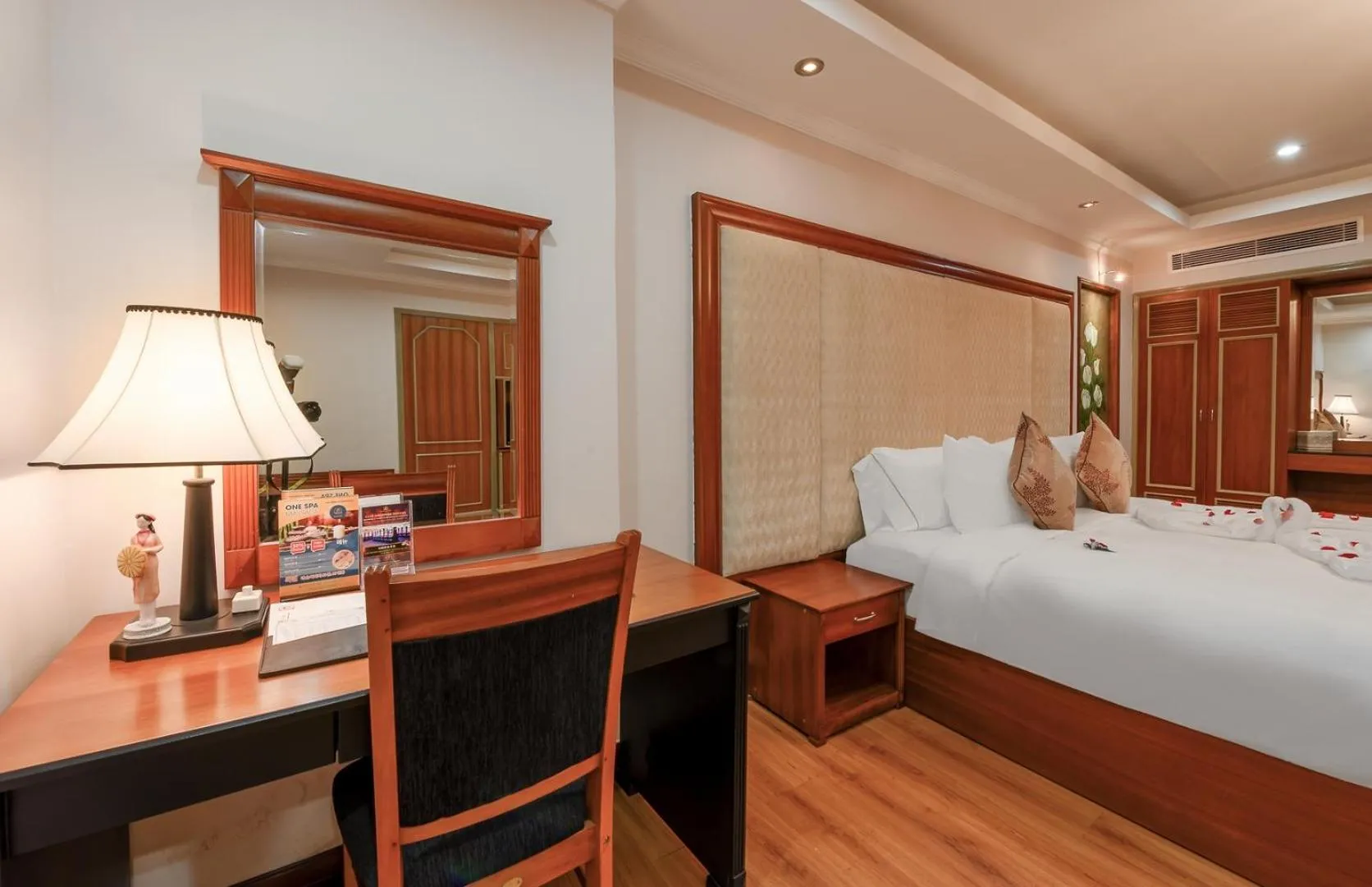 Bedroom, Bed in Muong Thanh Luxury Song Han Hotel