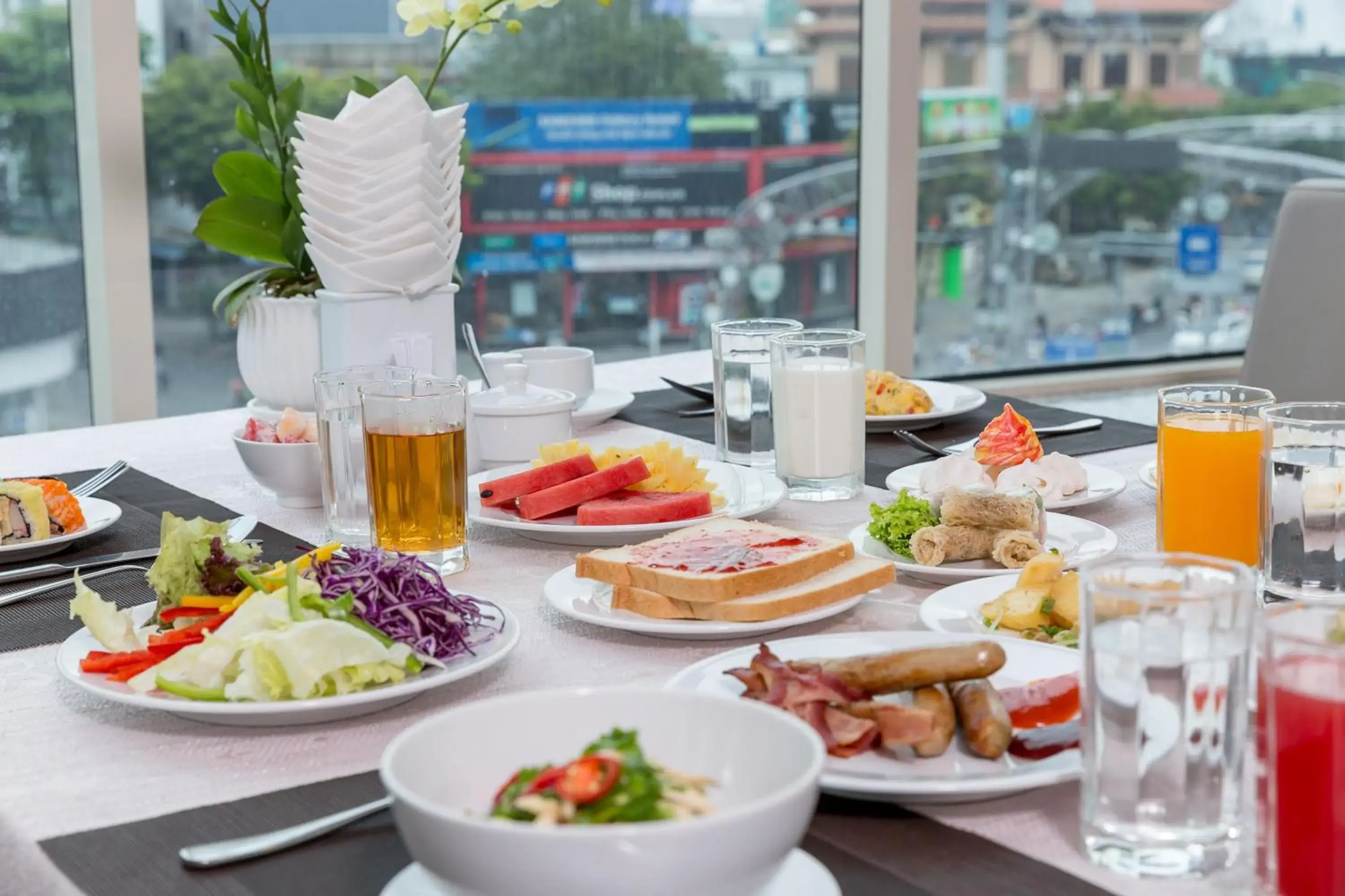 Restaurant/places to eat in Muong Thanh Luxury Song Han Hotel Restaurant/places to eat in Muong Thanh Luxury Song Han Hotel