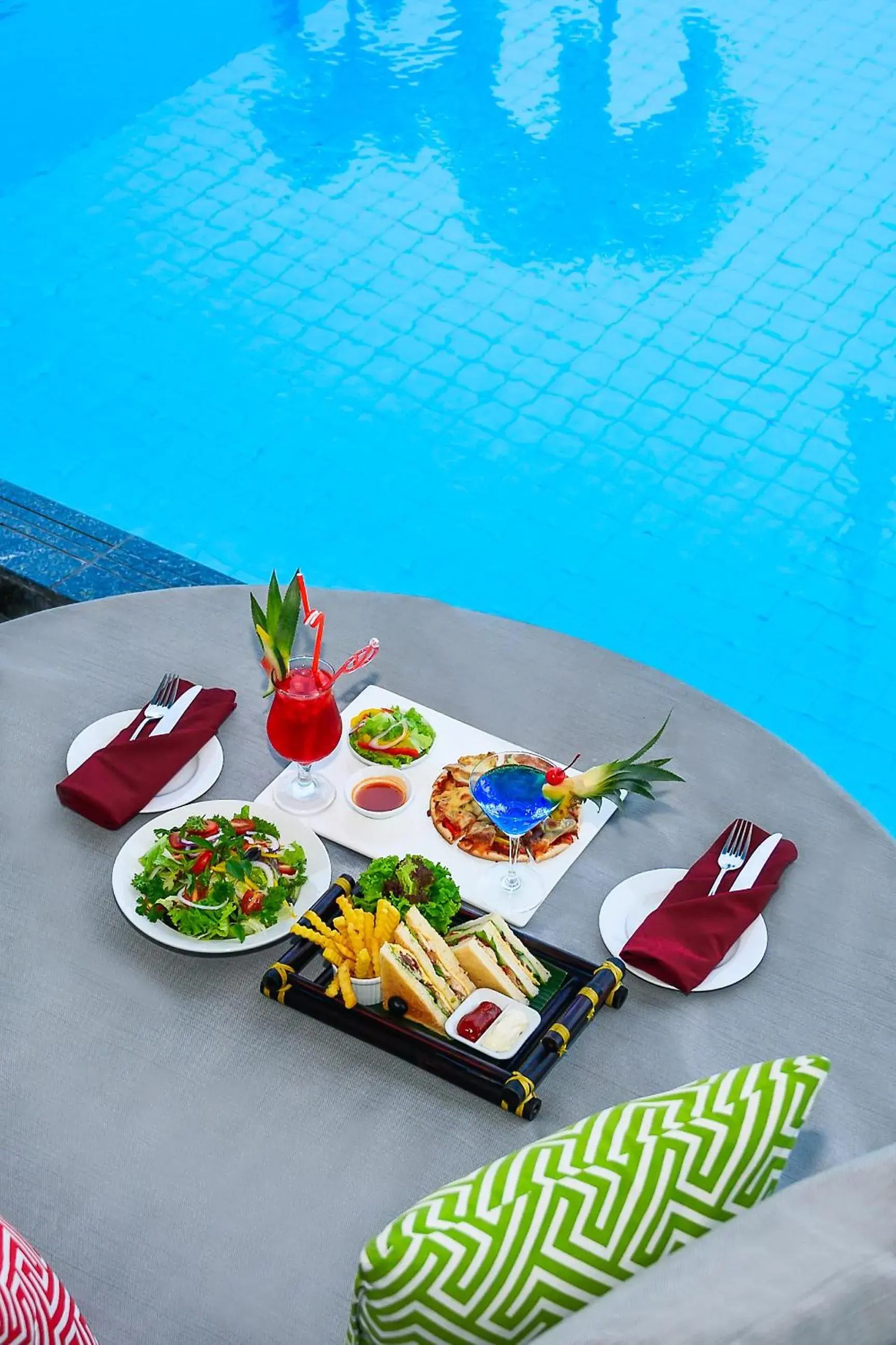 Swimming pool in Muong Thanh Luxury Song Han Hotel Swimming pool in Muong Thanh Luxury Song Han Hotel