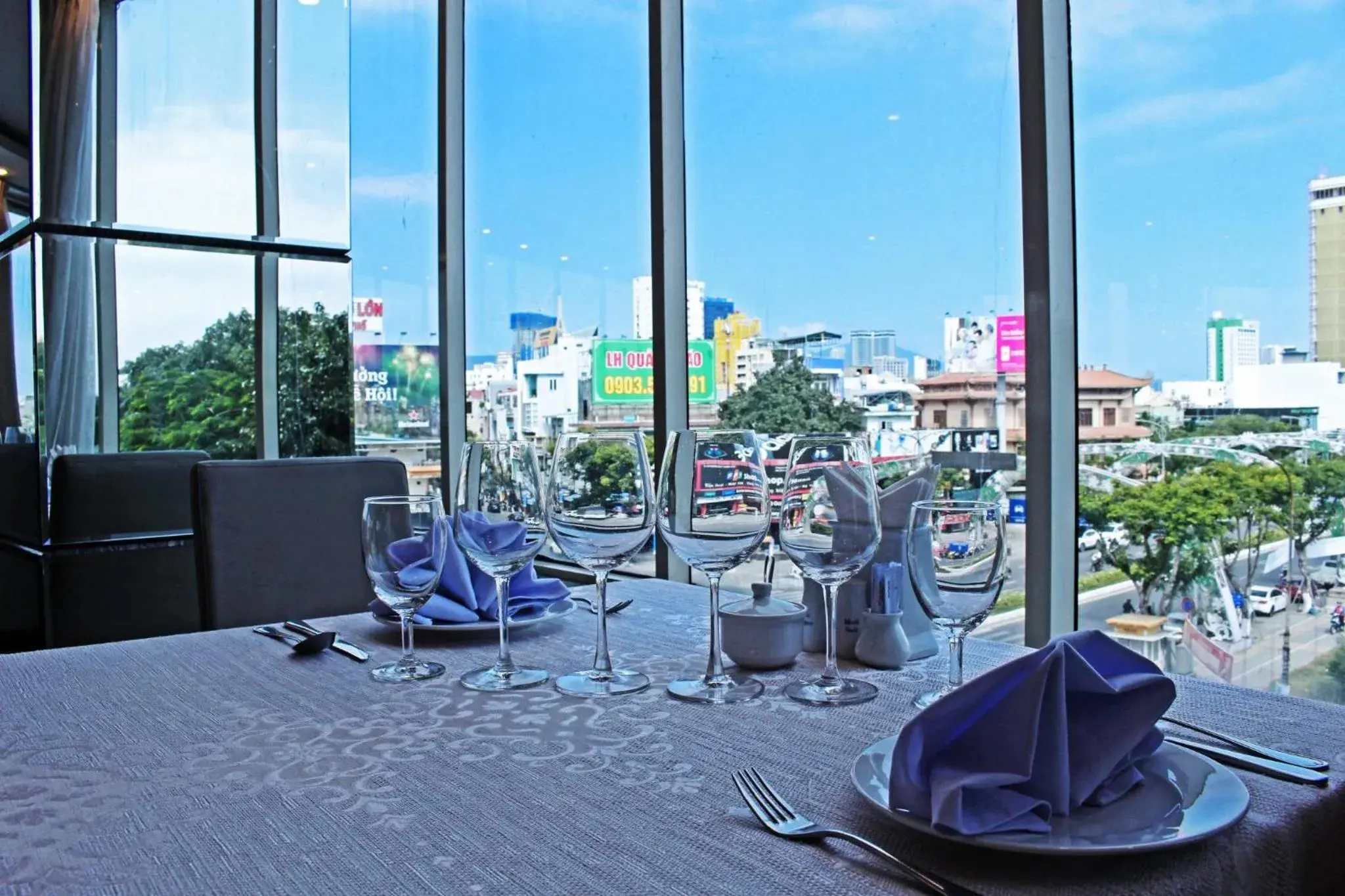 Restaurant/places to eat in Muong Thanh Luxury Song Han Hotel Restaurant/places to eat in Muong Thanh Luxury Song Han Hotel