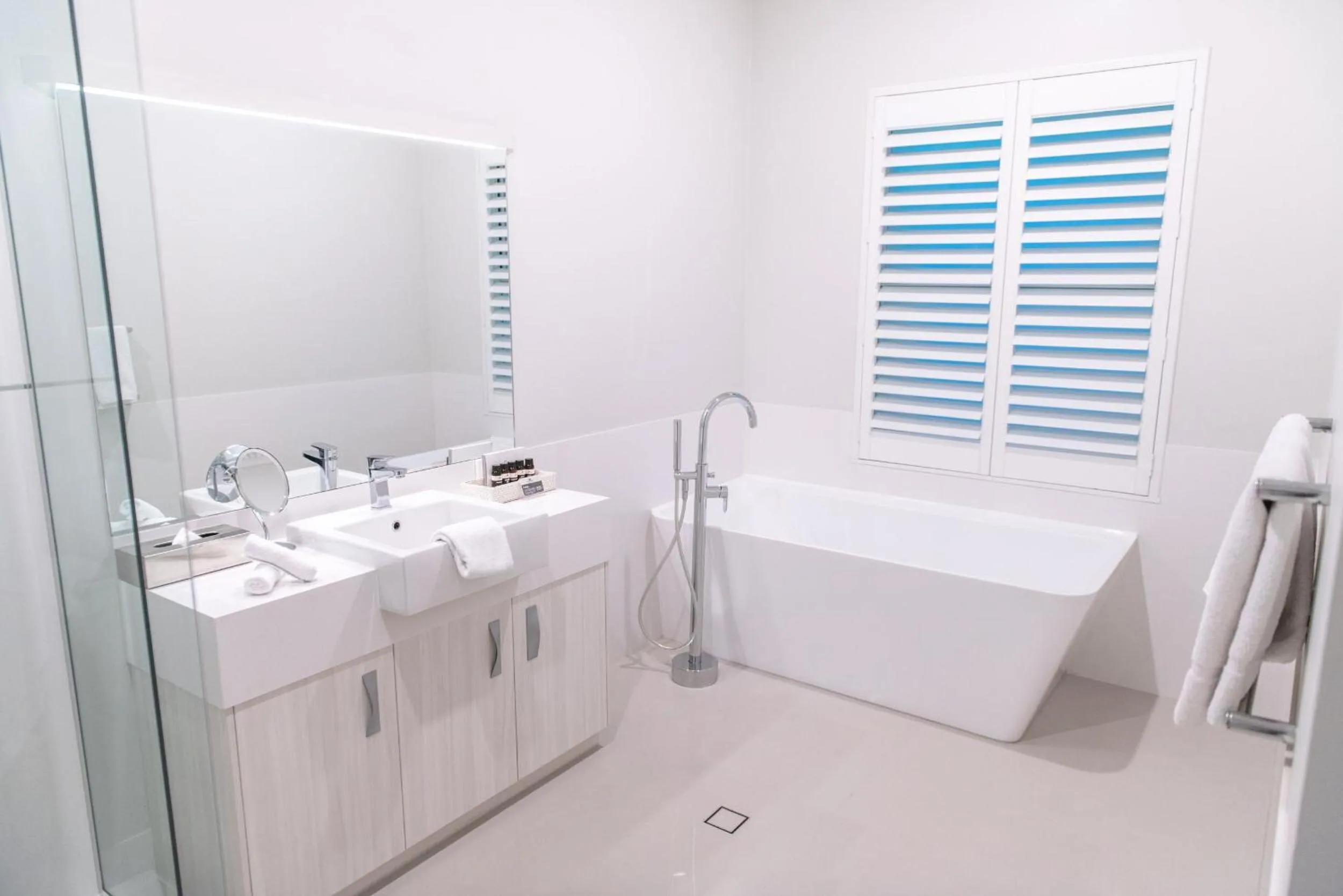 Bathroom, Bed in Cape Lodge